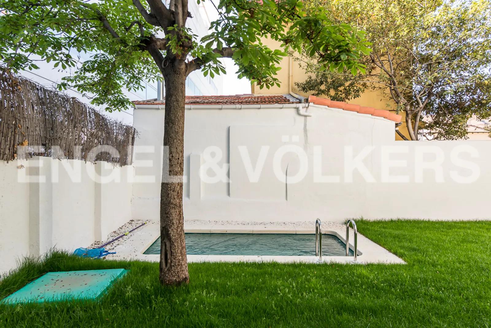 Luxurious furnished 5-bedroom villa with pool near Alfonso XIII