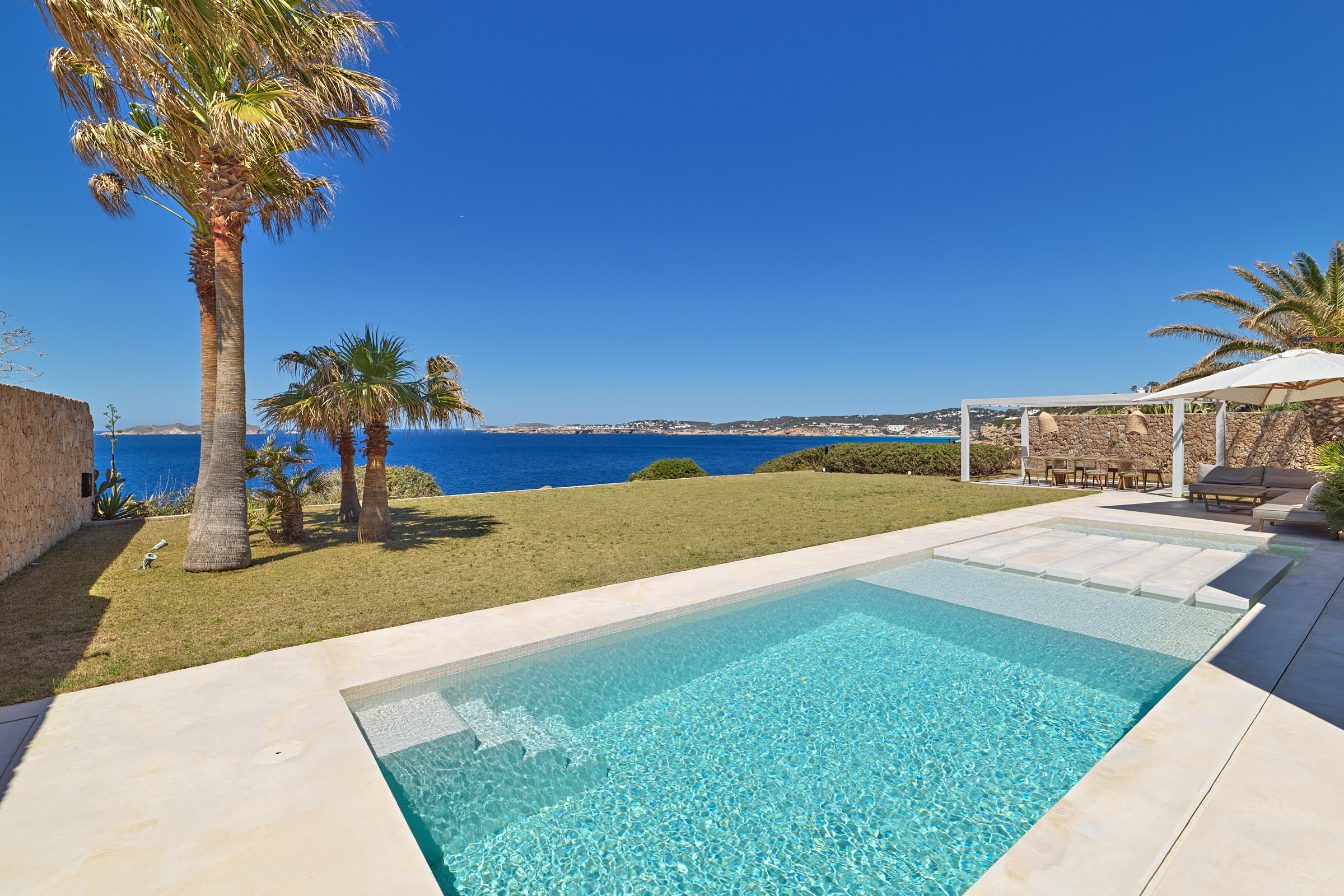 Elegant oceanfront Villa with private access to the sea