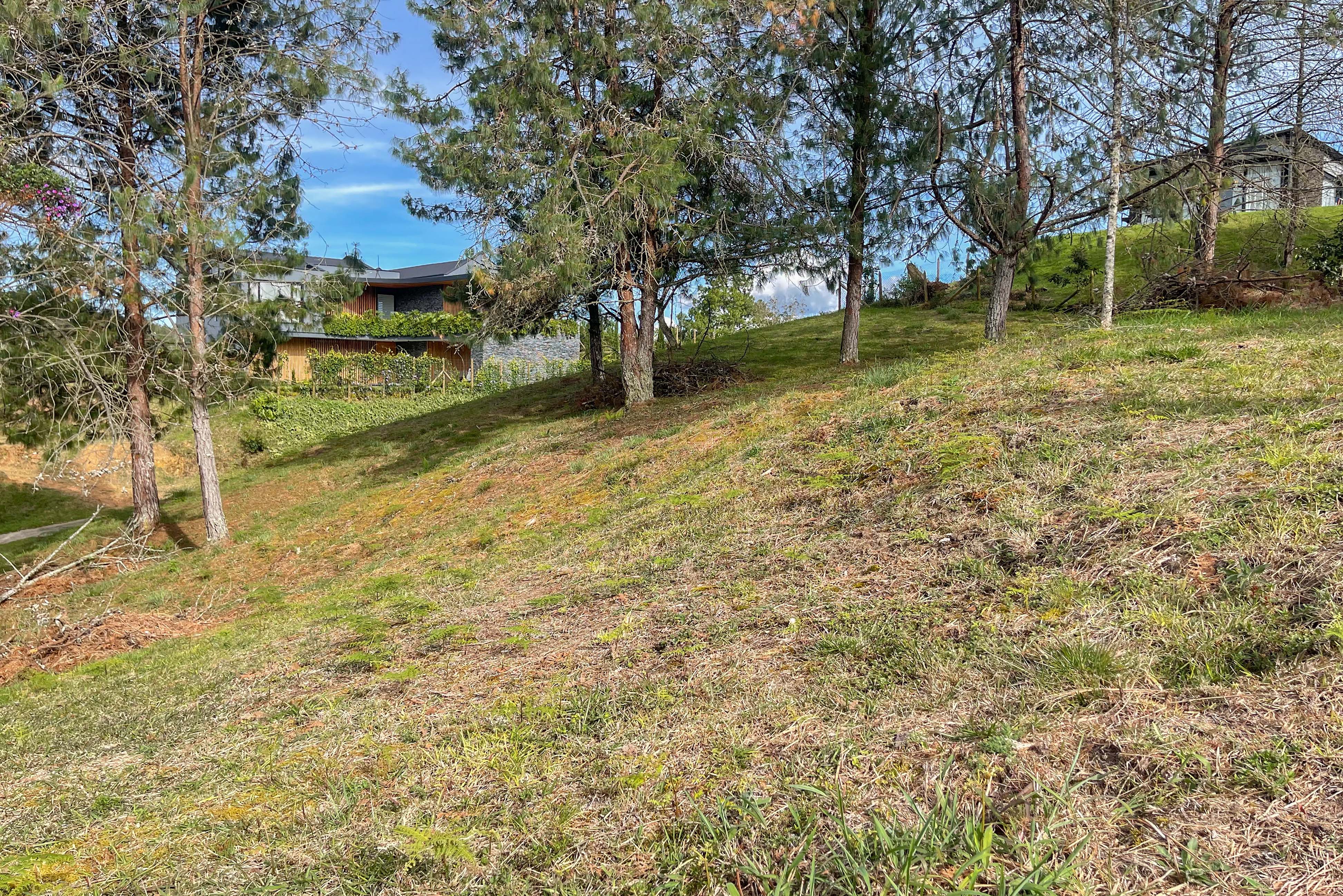Lote en parcelación con clubhouse para venta en El Alto del Escobero, Envigado