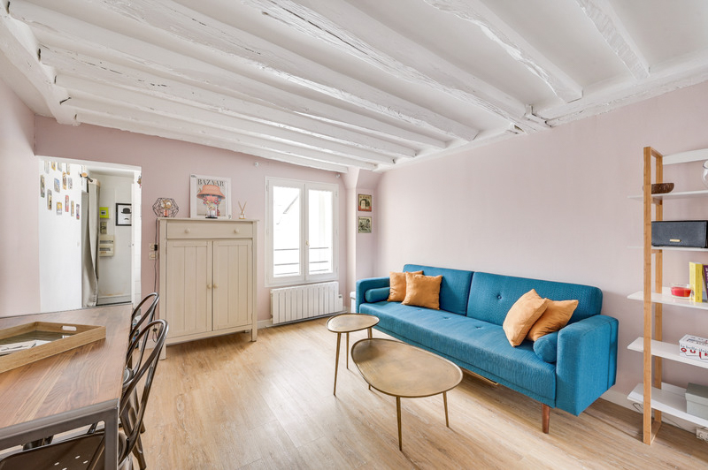 Paris III, Saint-Martin – 31 m² apartment on an upper floor – Dual aspect, west-east-facing
