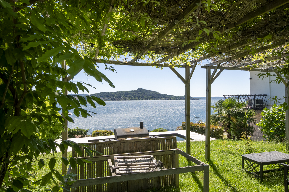In Lesa, a unique property with stunning lake view