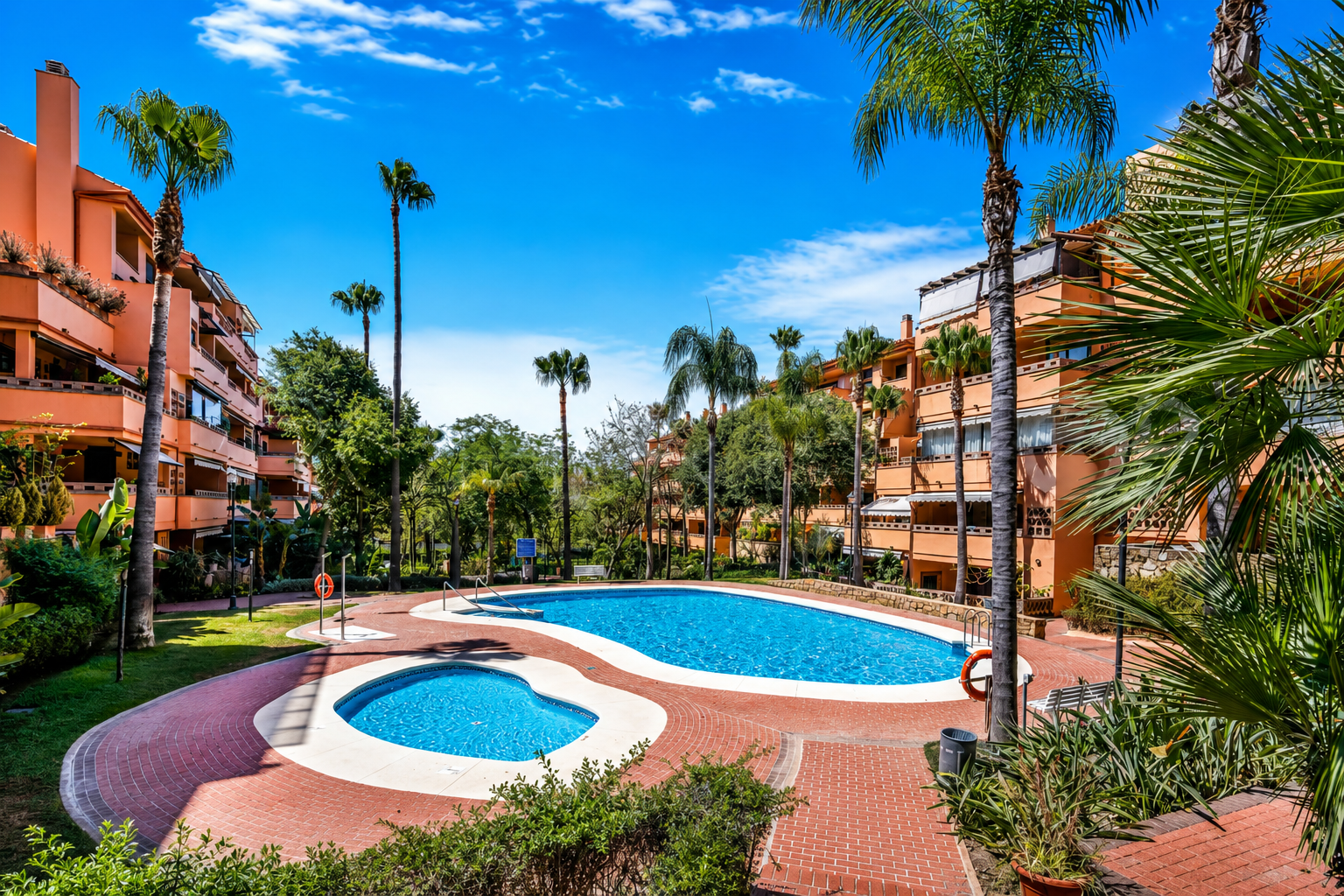 Disfruta la Milla de Oro de Marbella desde este luminoso apartamento con vistas al mar