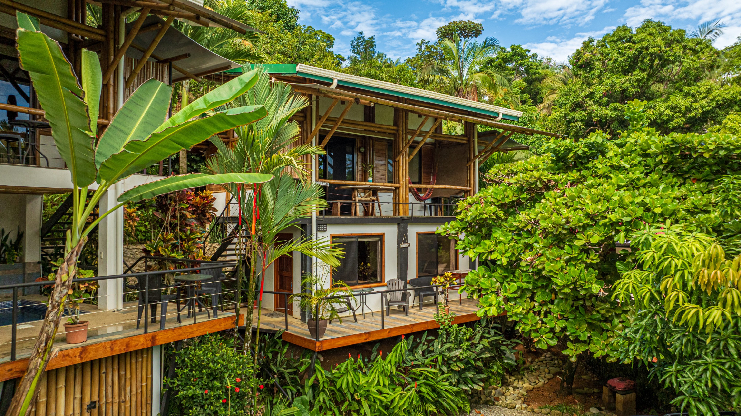 Bambura Hermosa | A refuge between mountains and sea.