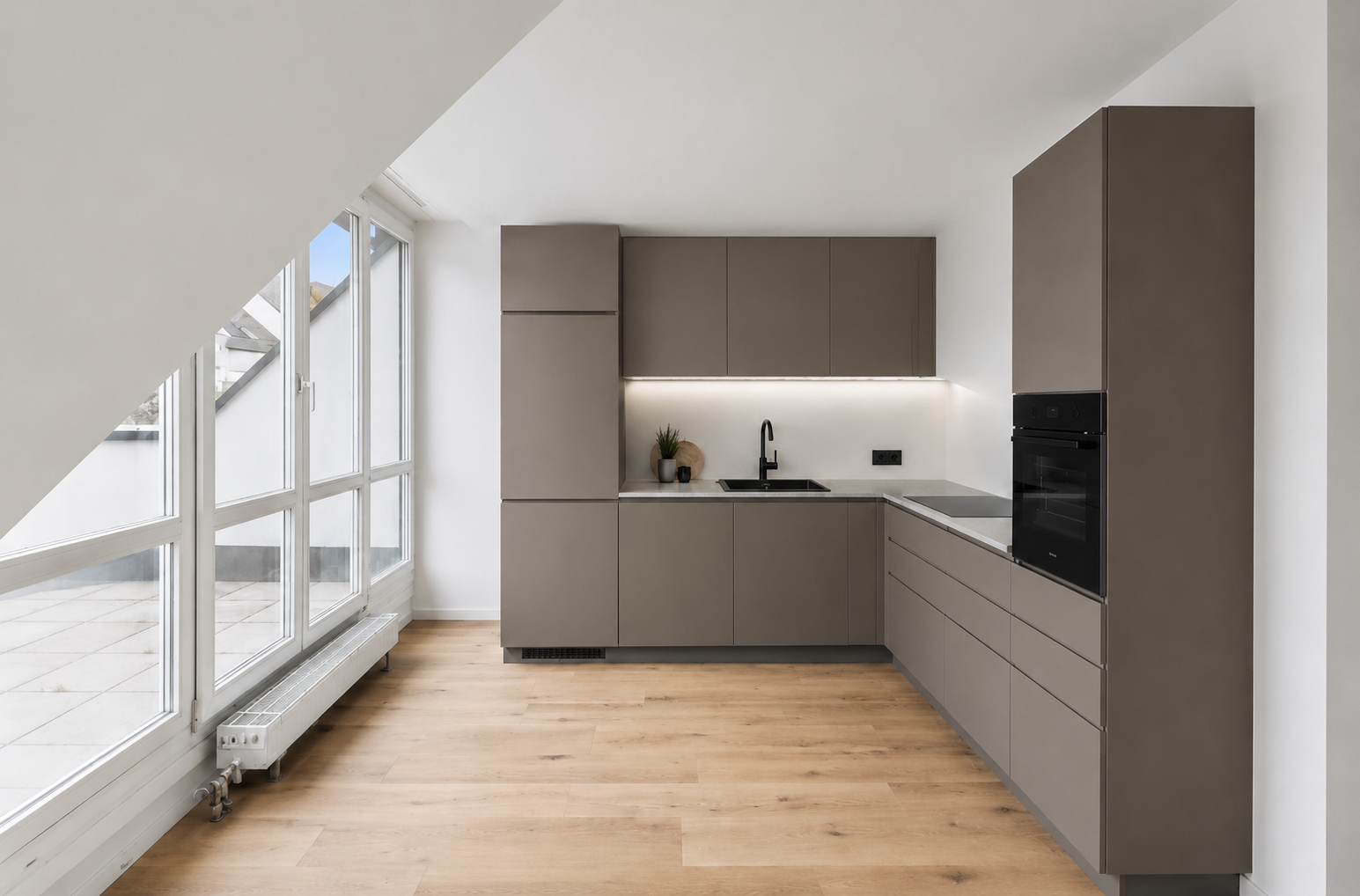 Moderne Dachgeschosswohnung mit zwei Sonnenterrassen in Bogenhausen-Daglfing