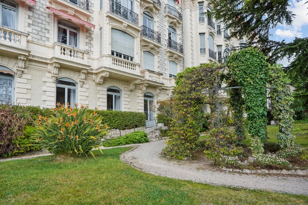 3 room apartment in a prestigious niçois palace
