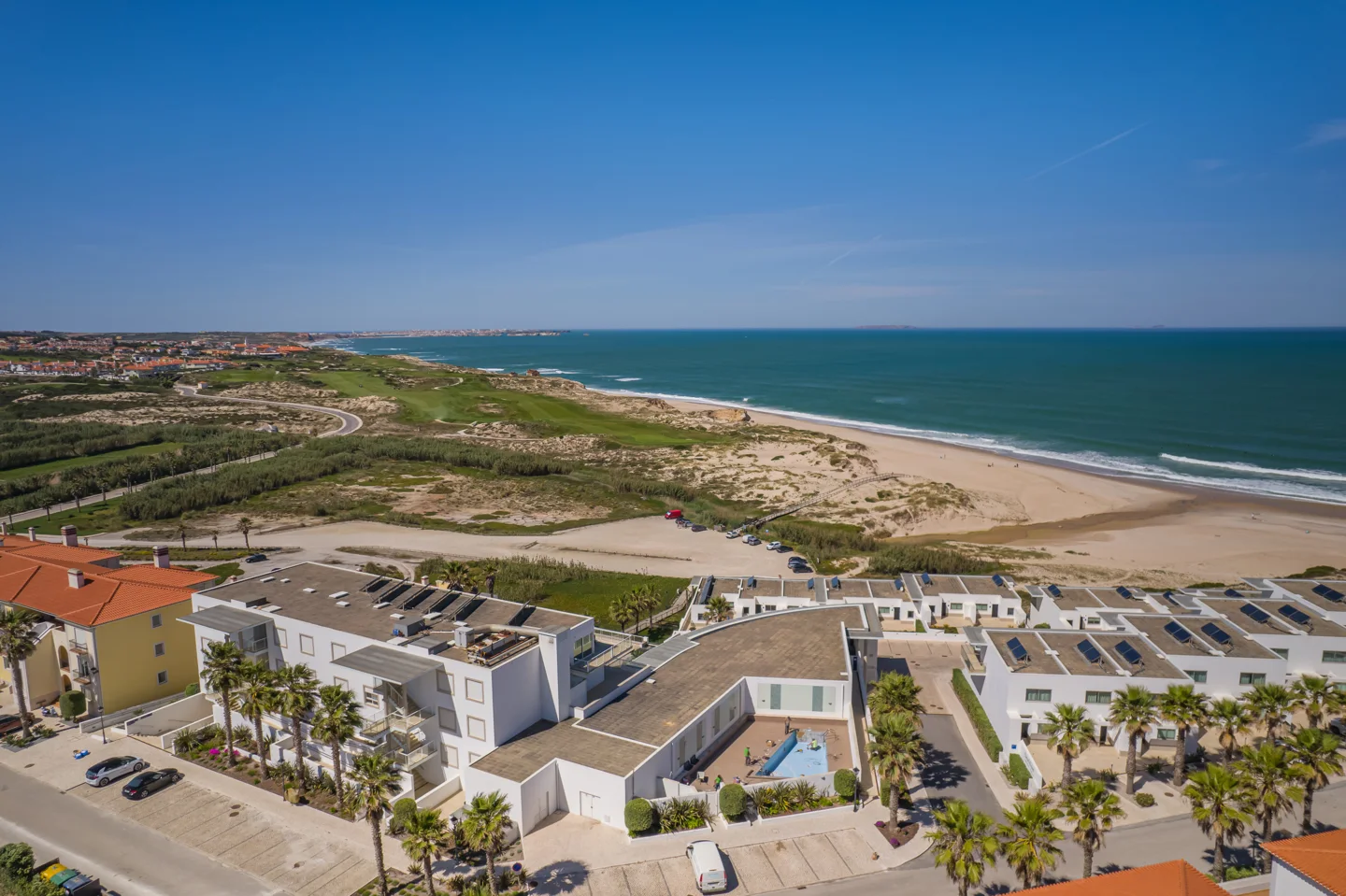 Vistas incríveis para a praia - Duplex de 2 quartos à beira-mar É mais do que uma casa; é um estilo de vida.
