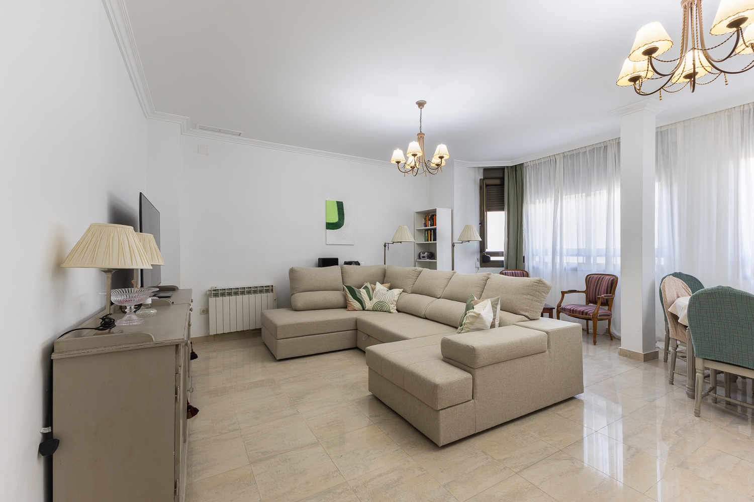 Unbeatable apartment in Ciutat Vella, Valencia: space and city views in a prime location.