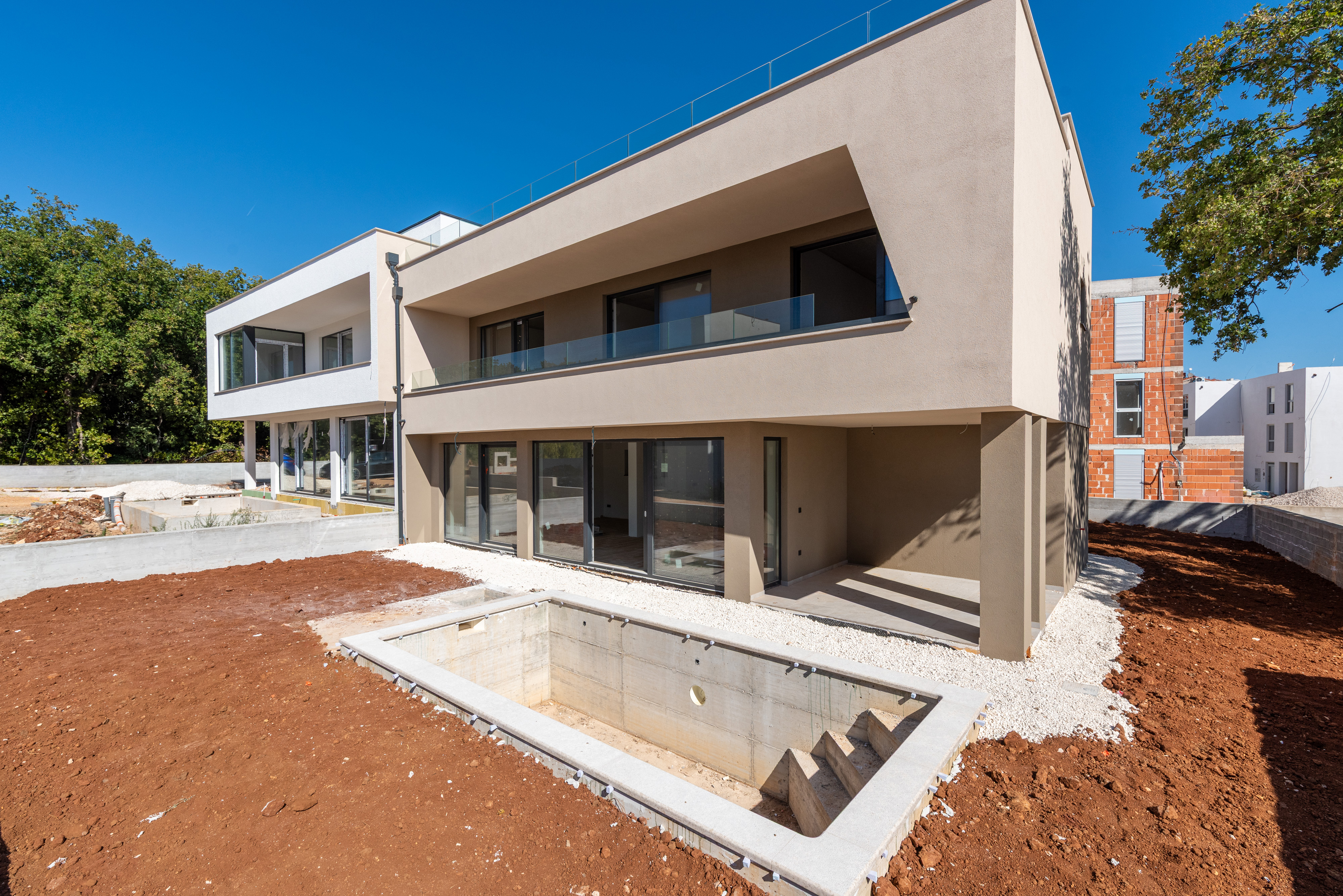 Modern semi-detached home with sea-view rooftop terrace, within walking distance of the coast