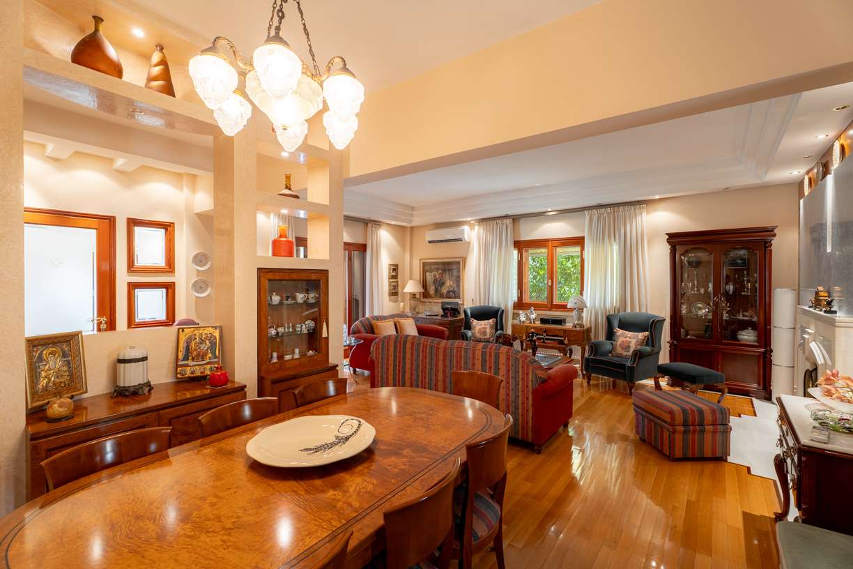 Impressive 300 sq.m. detached house with private garden