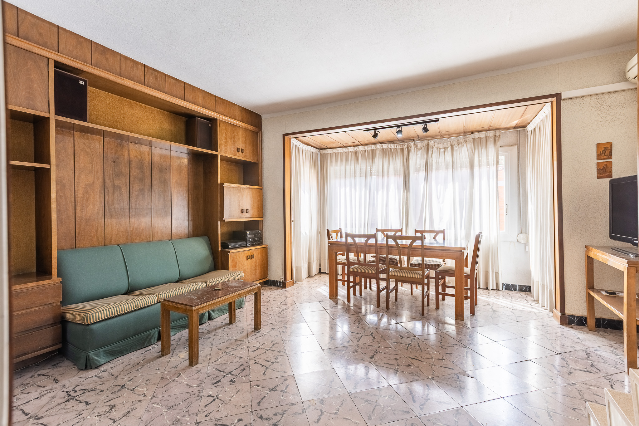 TOWNHOUSE WITH GREAT POTENTIAL