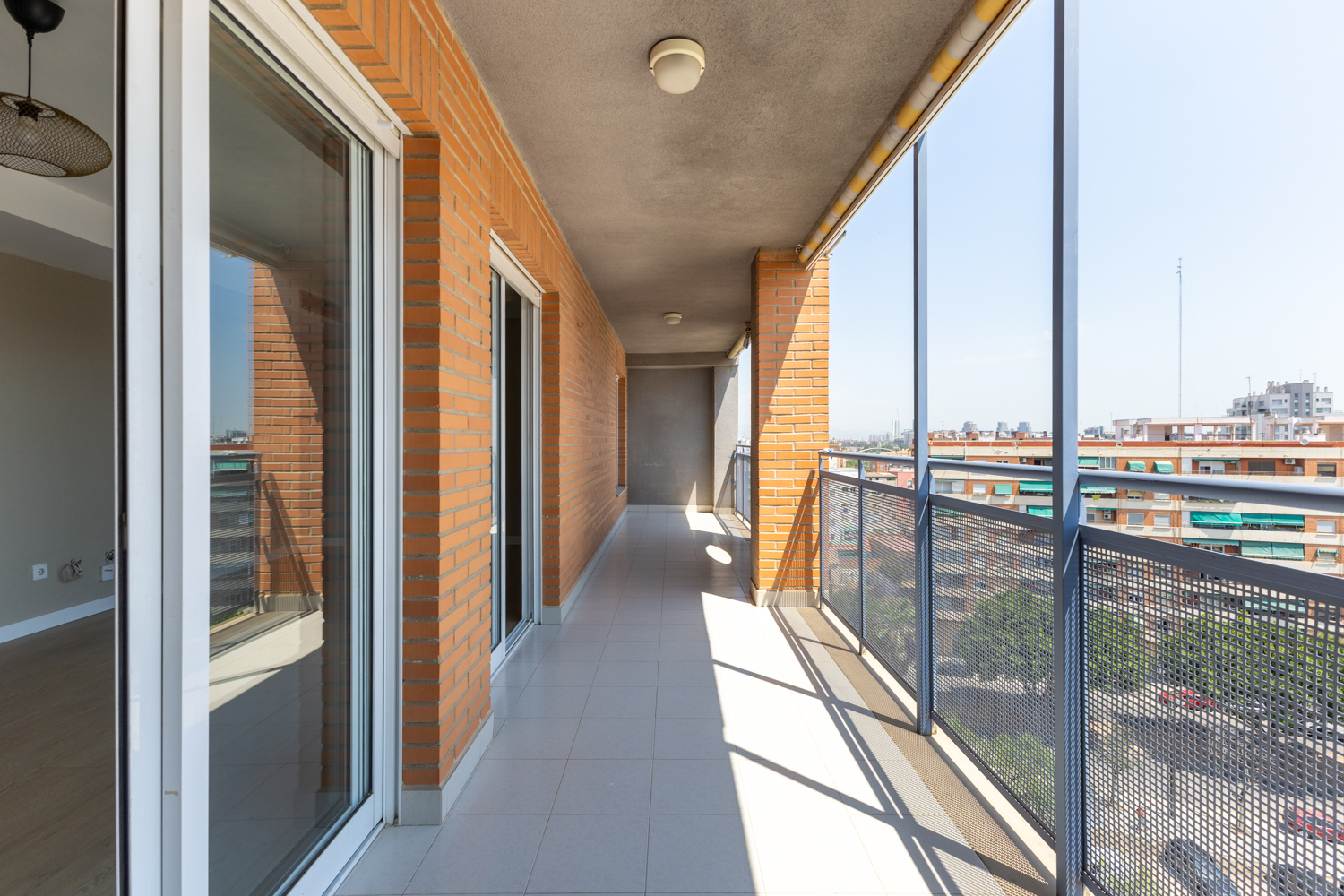 Fantastic flat near Av. del Cid with large balcony-terrace