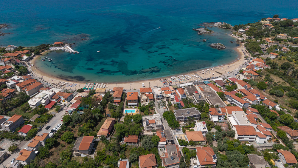 Küstennahe Steinhaus-Einfamilienhaus 150 m², nur 100 m vom Strand in Stoupa, Mani