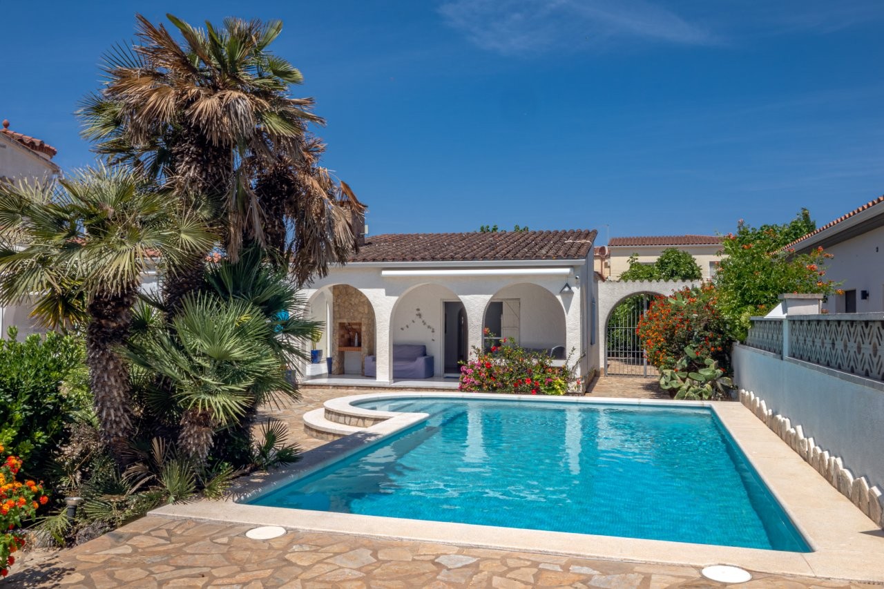 Villa mit Pool und 16-m-Liegeplatz nahe dem Zentrum
