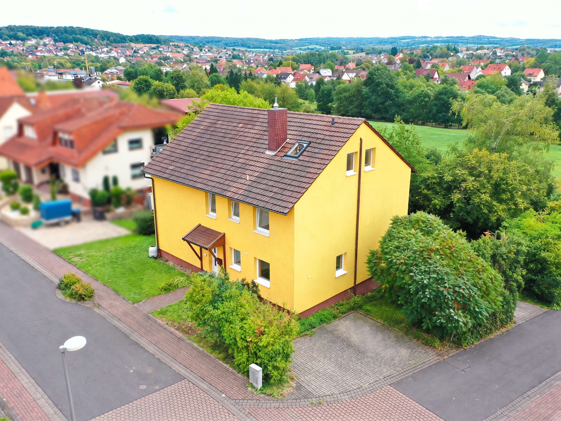 Großzügiges Wohnhaus mit drei Wohneinheiten und zusätzlichem Baugrundstück [AI-modified]