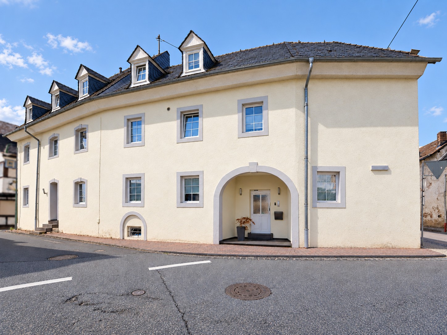 Wohnhaus mit historischem Charakter und moderner Erweiterung