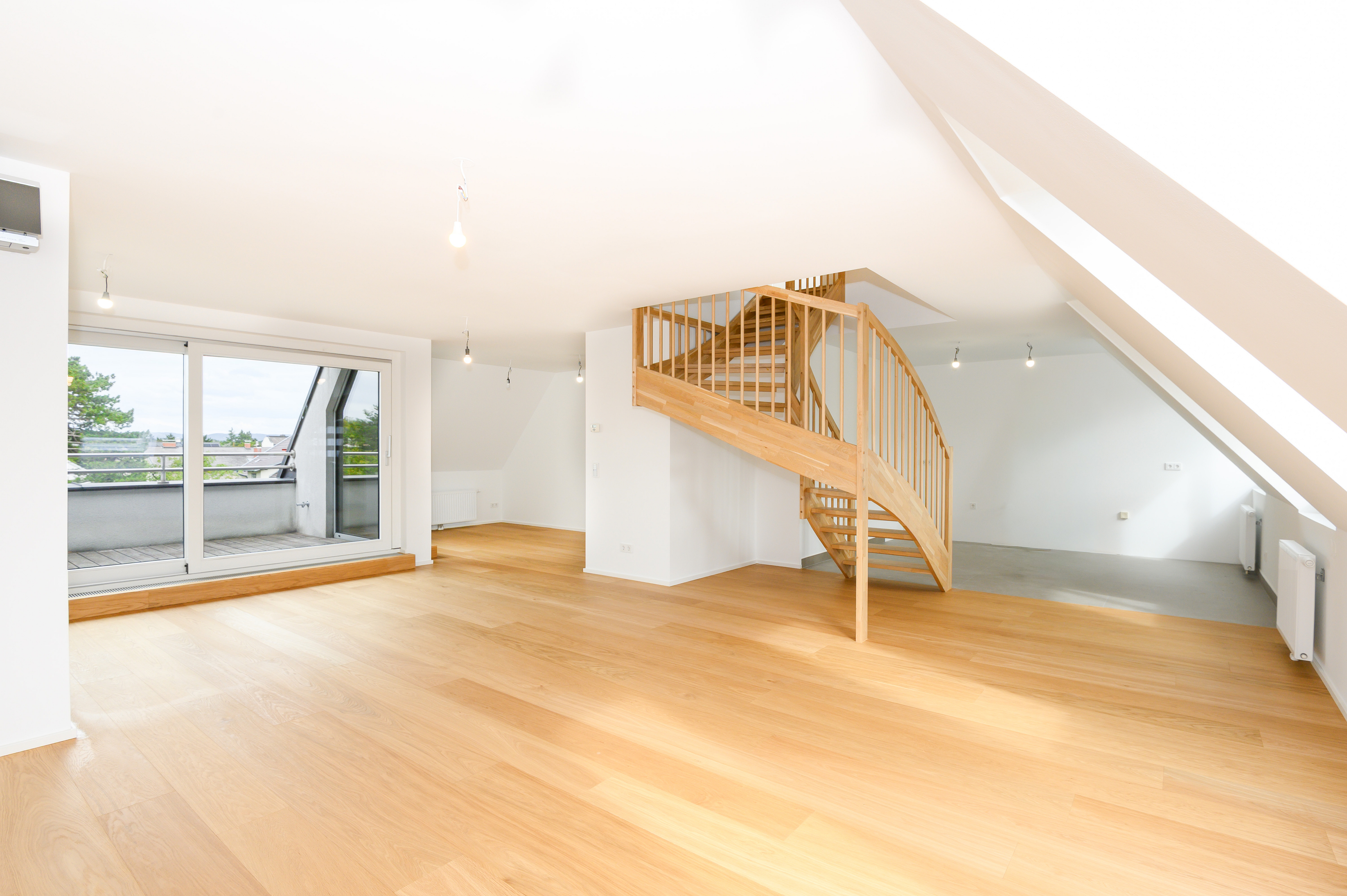 Lichtdurchflutete Dachgeschoss-Maisonette mit zwei Terrassen und Weitblick über Perchtoldsdorf