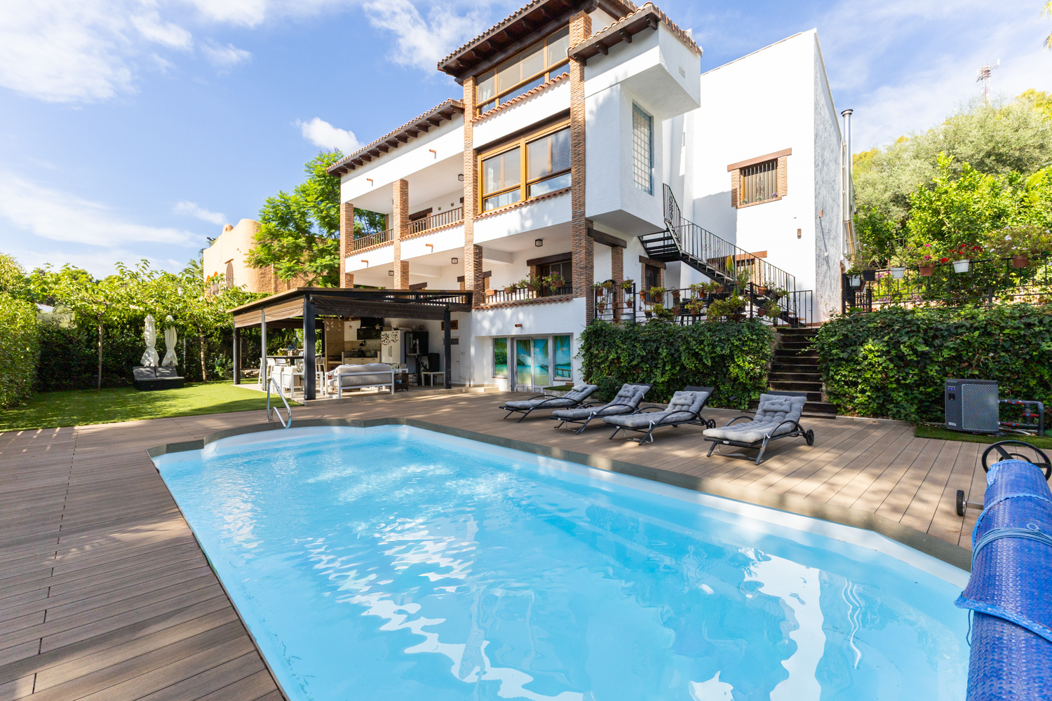 Detached chalet in Alcossebre with a heated pool, solar panels, and a separate apartment.
