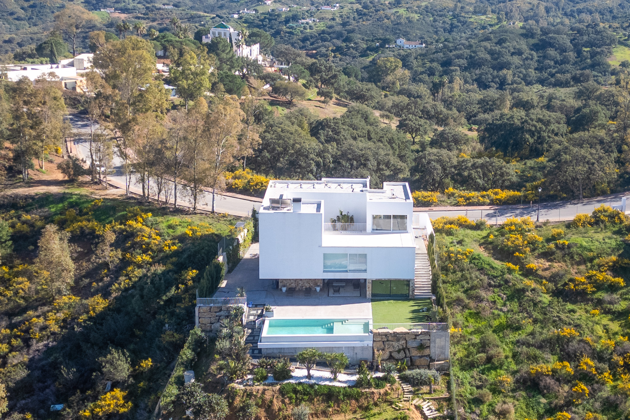 Santuario de Diseño Contemporáneo: Fusión Mediterránea con Piscina Infinity y Vistas al Mar.