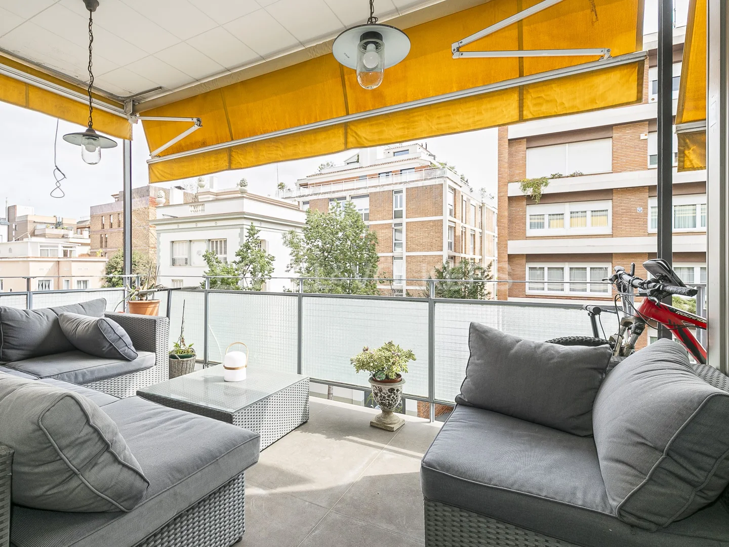 Bright apartment with terrace in Rosari street