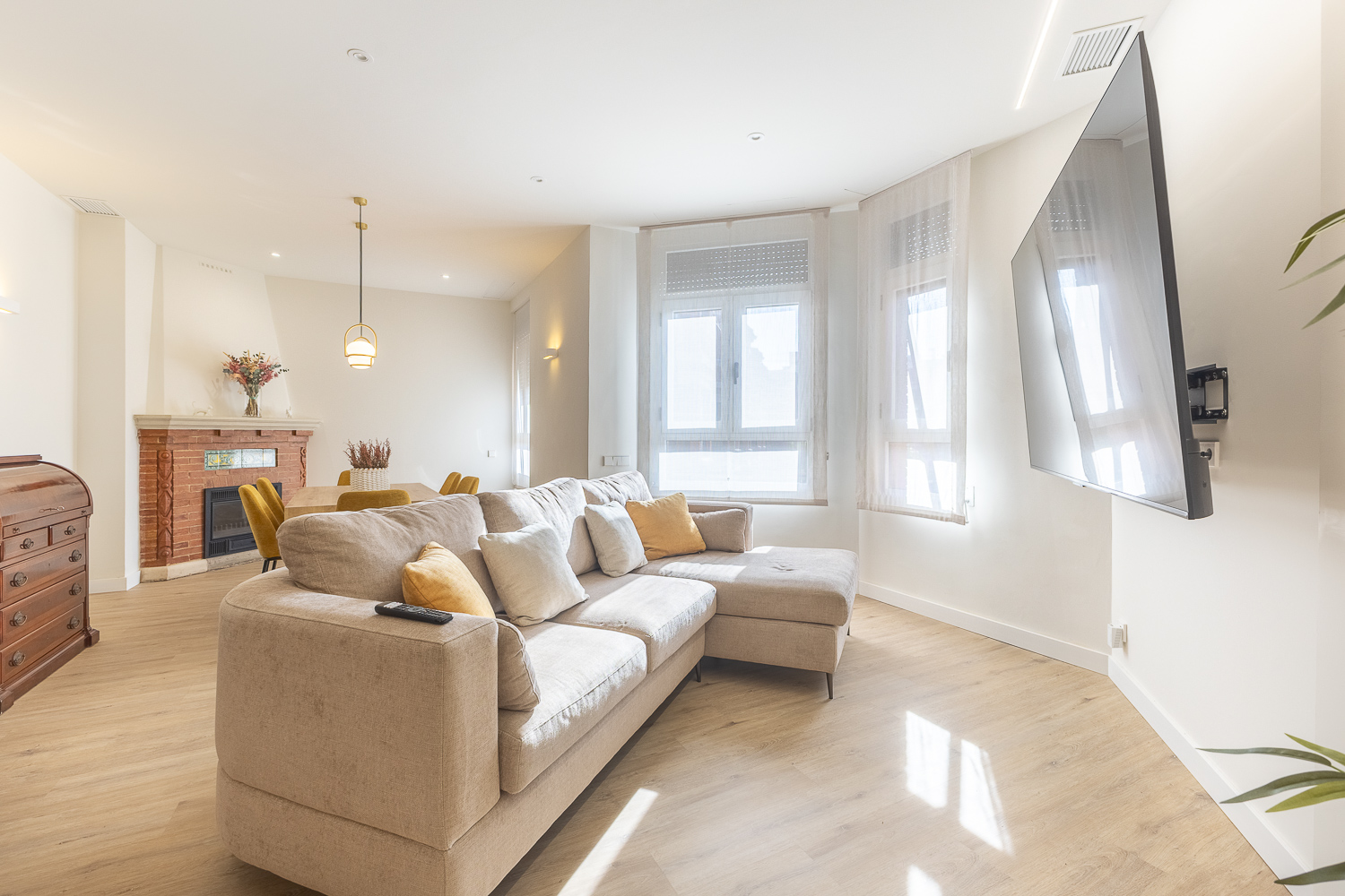 Bright, fully renovated home in the Finca Roja building