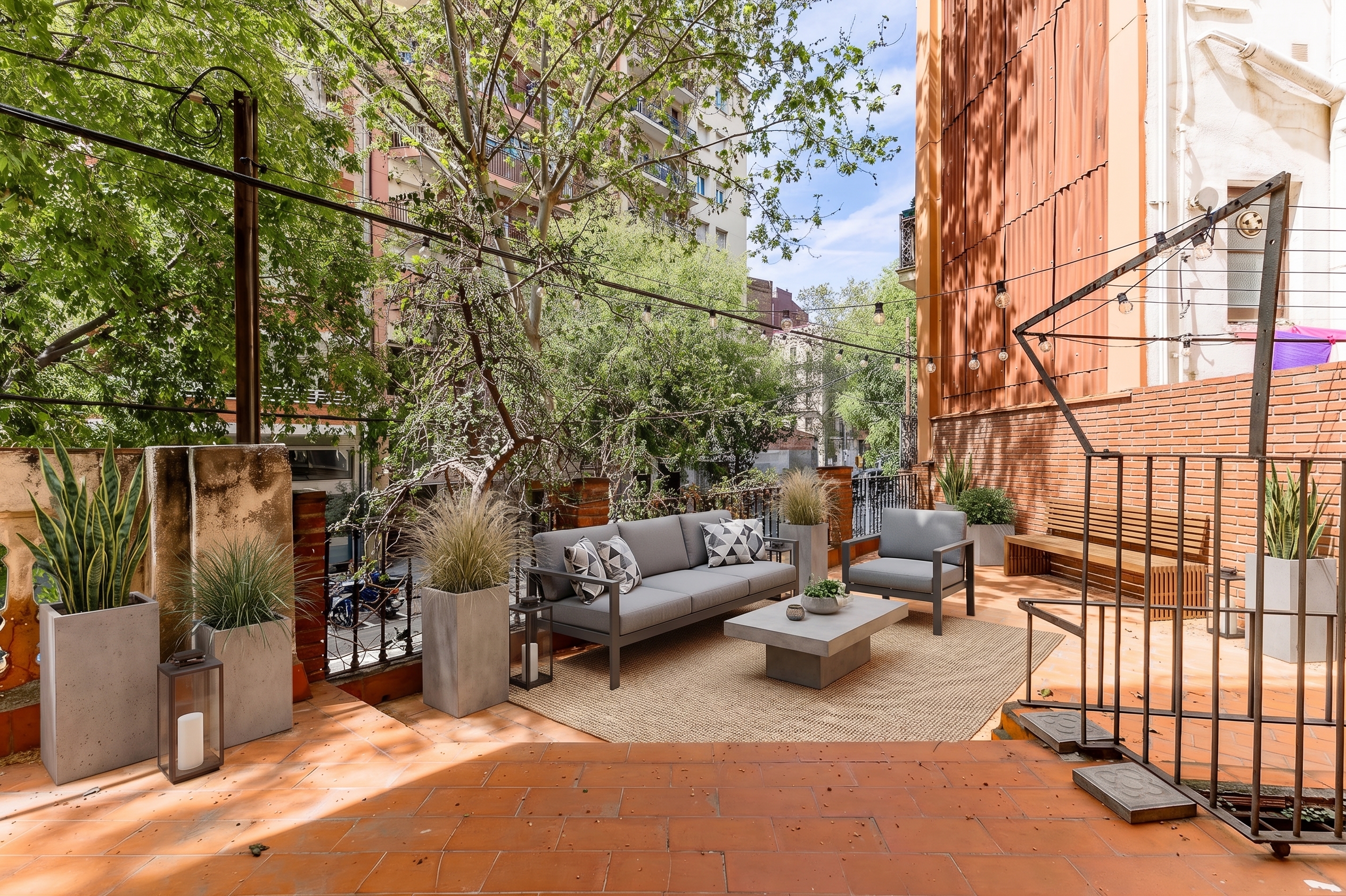 Modernistisches Juwel nach Wunsch: Katalanisches Gewölbe, hydraulische Fliesenböden und Terrasse in einer emblematischen Wohnanlage in El Clot