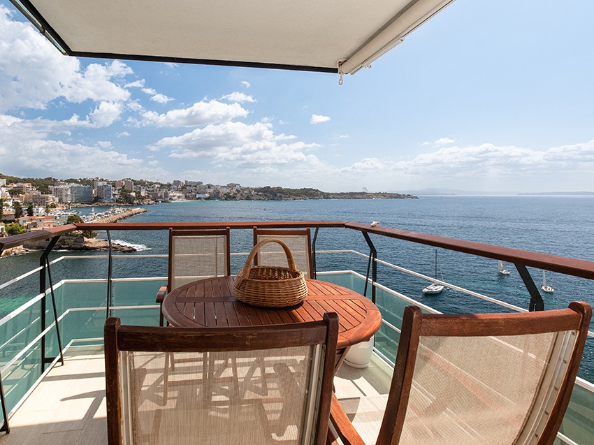 Sea view flat with great location in Illetas