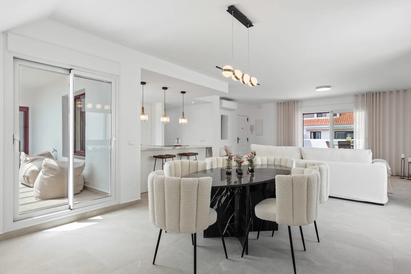 Nueva Andalucia: Neu renoviertes Luxus-Duplex-Penthouse in erstklassiger gesicherter Wohnanlage