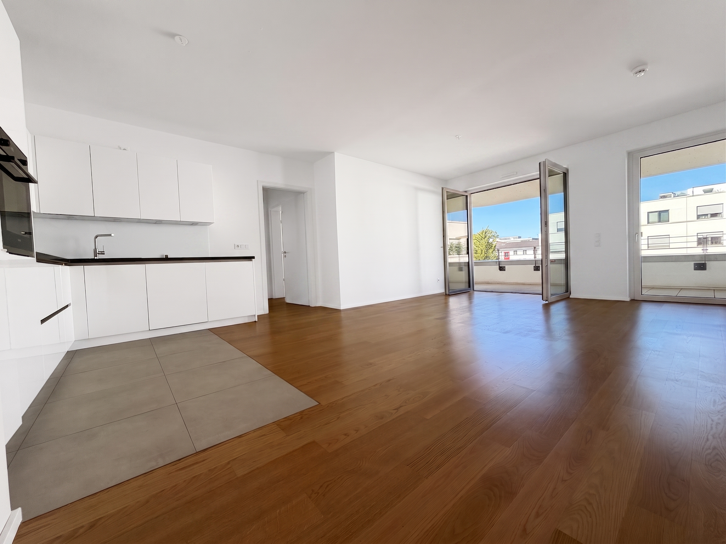 High-quality new-build 3-room apartment with kitchen & parking space, within walking distance of Maternusplatz