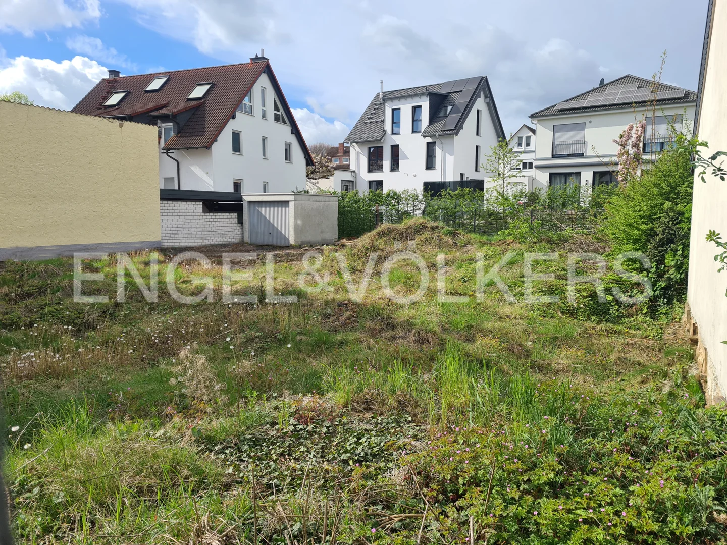 Grundstück für Einzel- oder Mehrfamilienhaus mit Genehmigung in Kirdorf