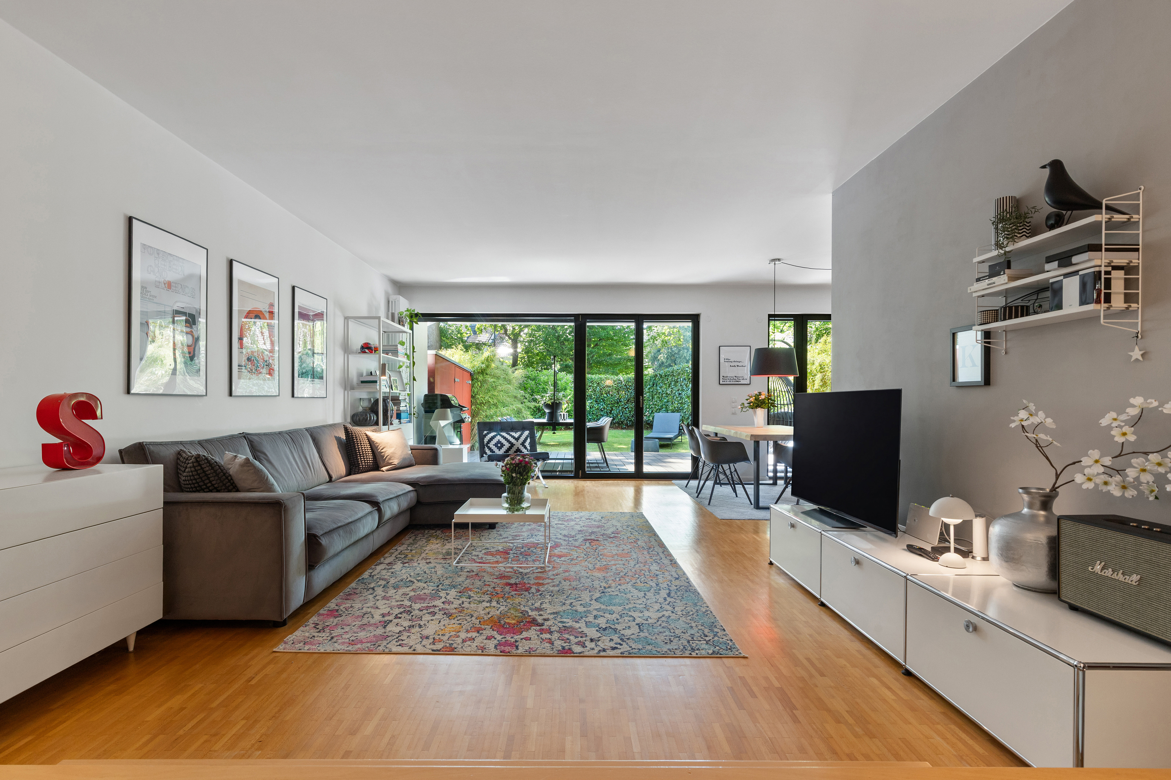 Modern and spacious: Dream ground-floor apartment with garden share in Poppenbüttel