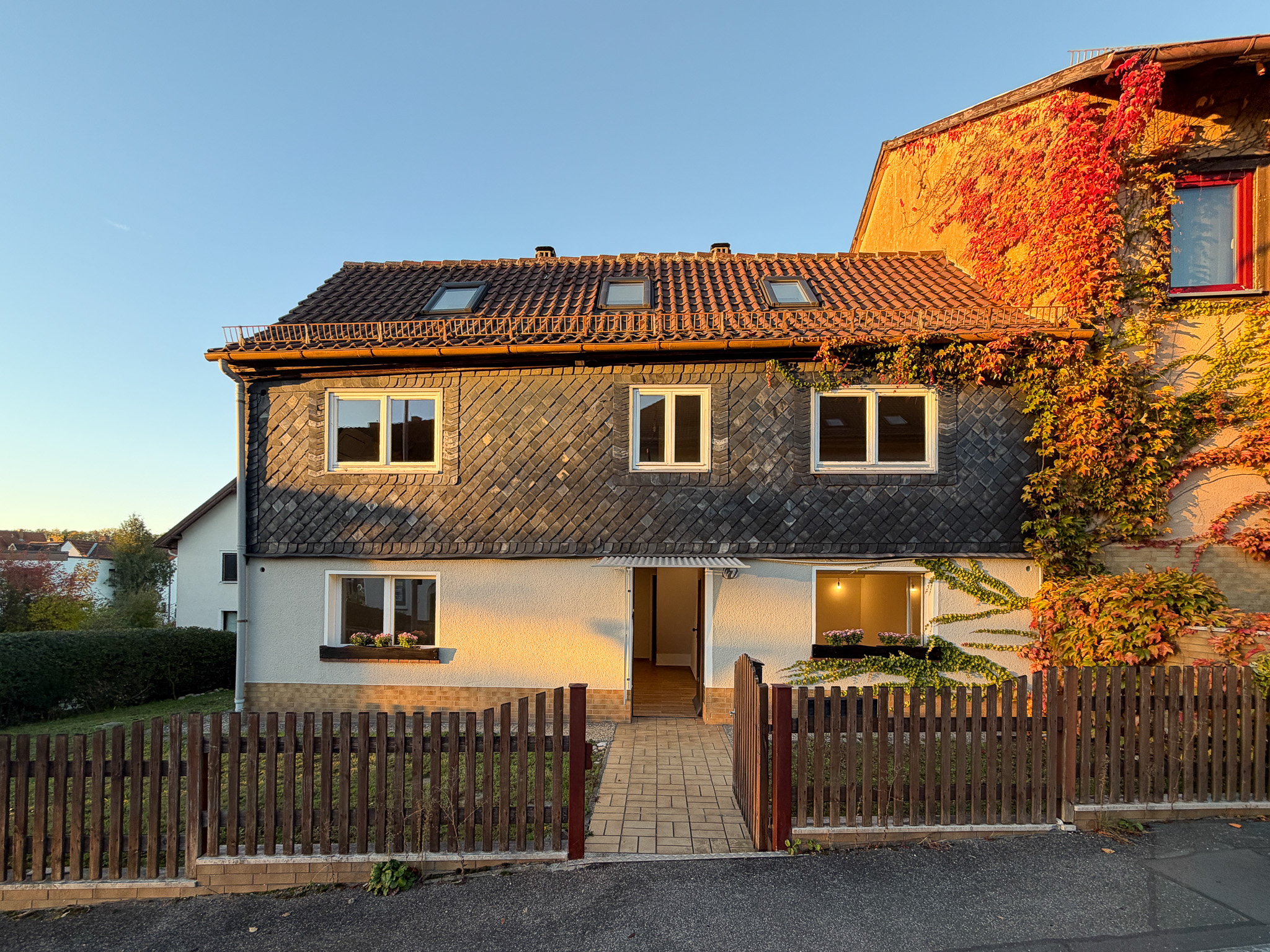 Märchenhaus mit Schieferfassade in Scheuerfeld