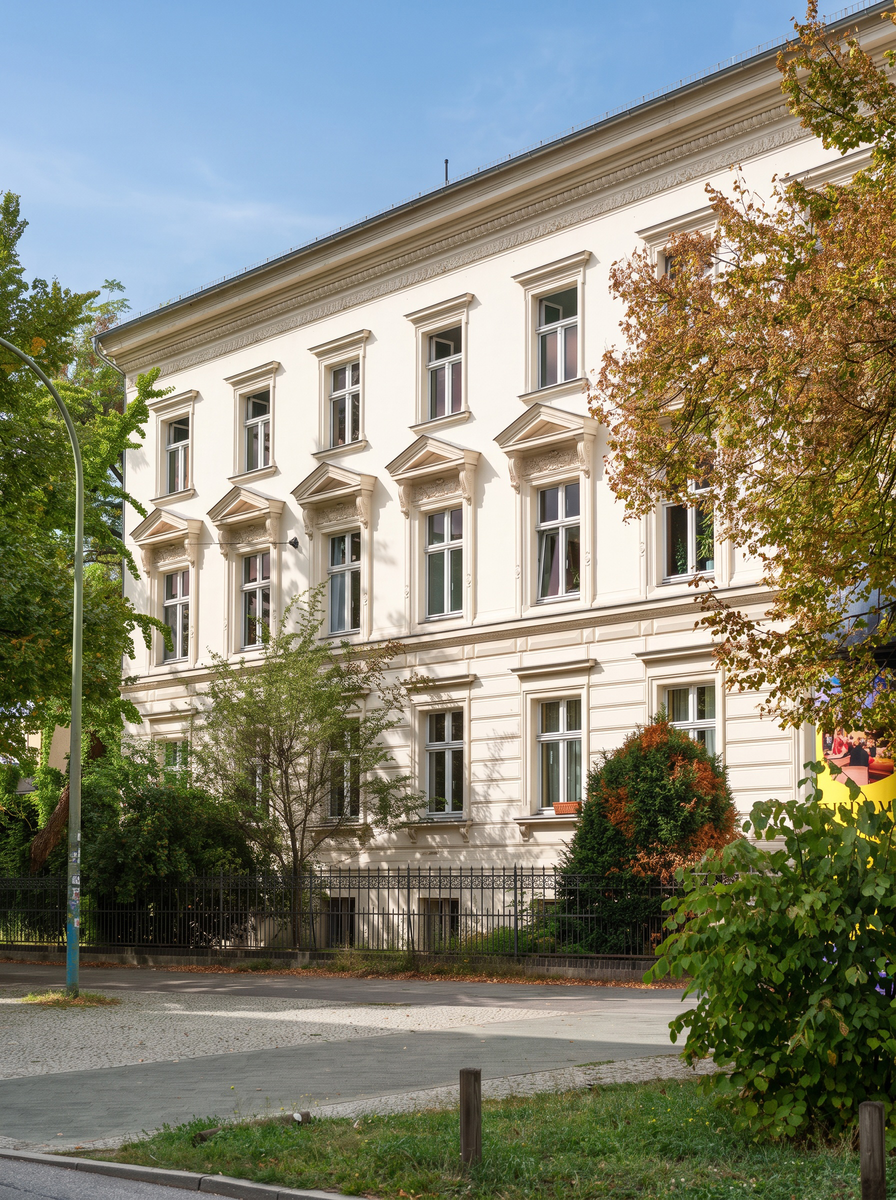 Period charm meets neighborhood spirit – spacious living near the city