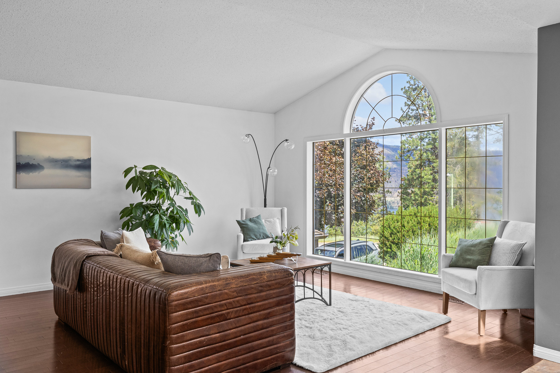 Amazing 5-bdrm house with a 3-bdrm suite and a pool!