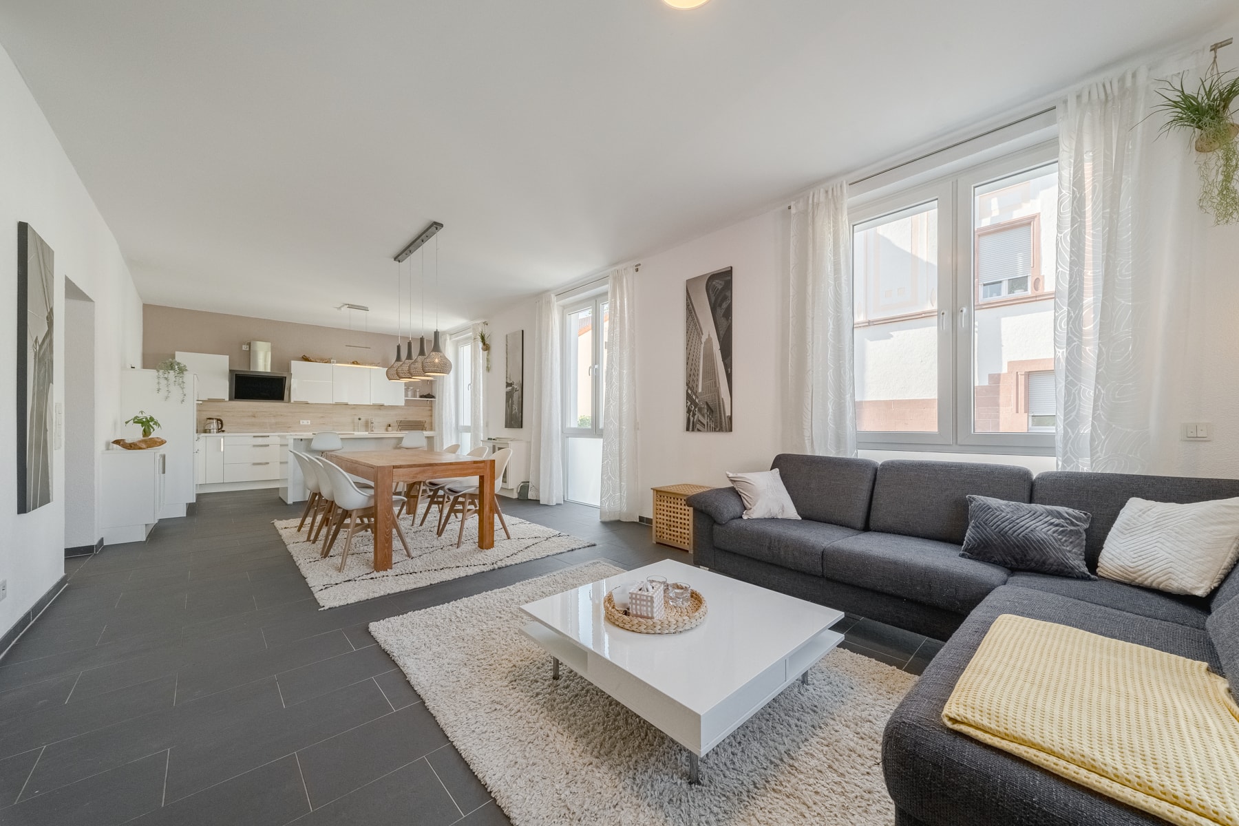 Altbaucharme trifft modernen Wohnkomfort – lichtdurchflutete 3-Zimmer-Wohnung mit hohen Decken!