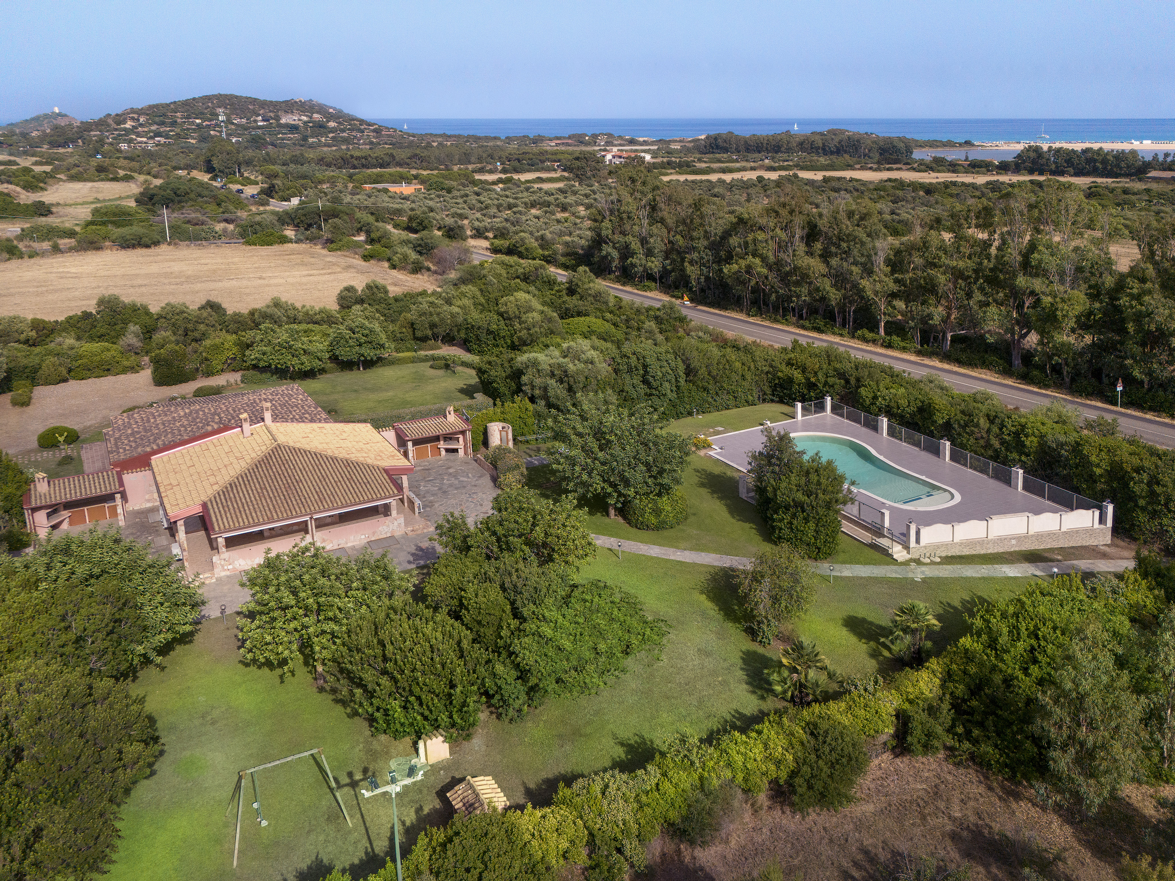 Elegant duplex villa with pool and large garden, just minutes from Chia’s beaches