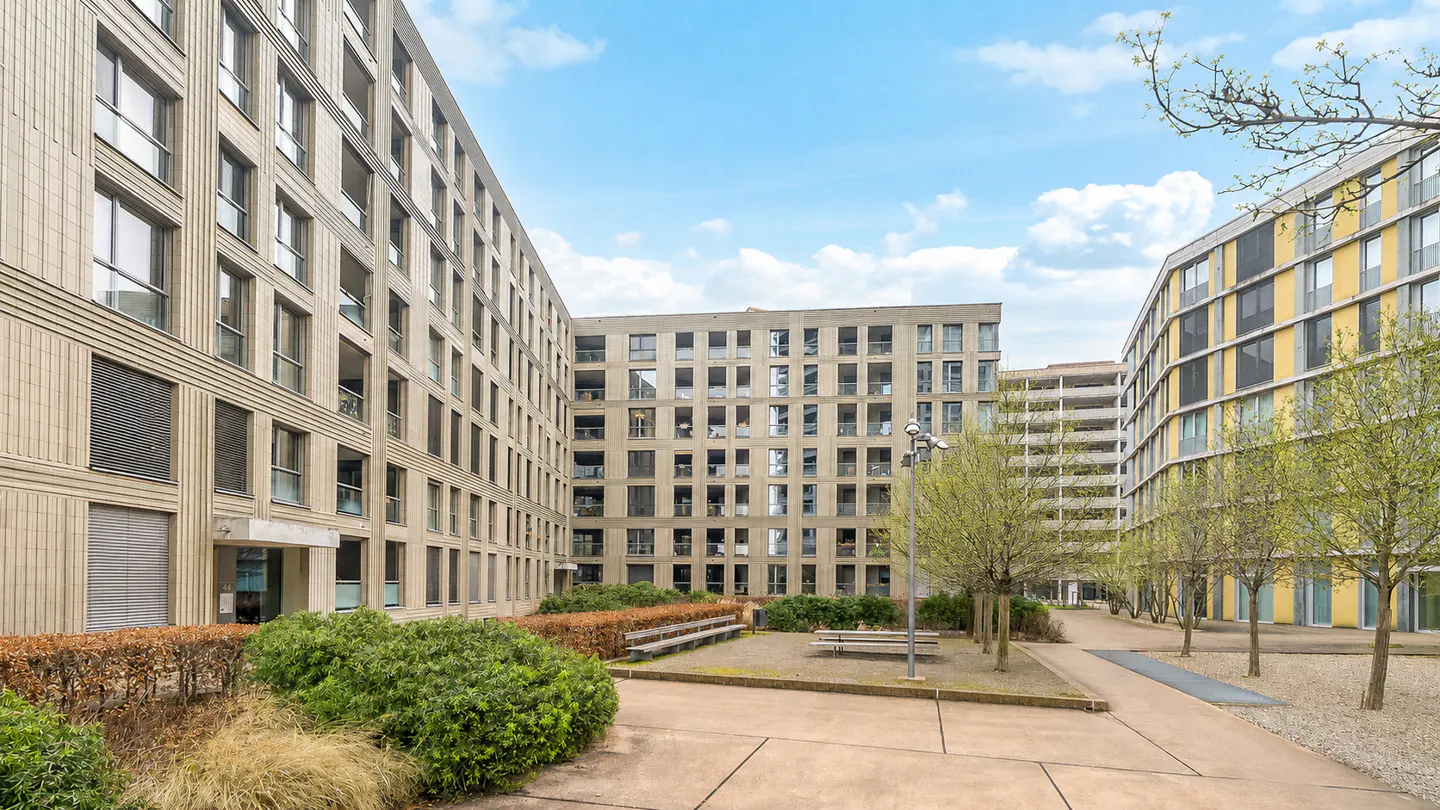 The greened inner courtyard conveys tranquility, openness, and a pleasant living environment in the middle of the city.