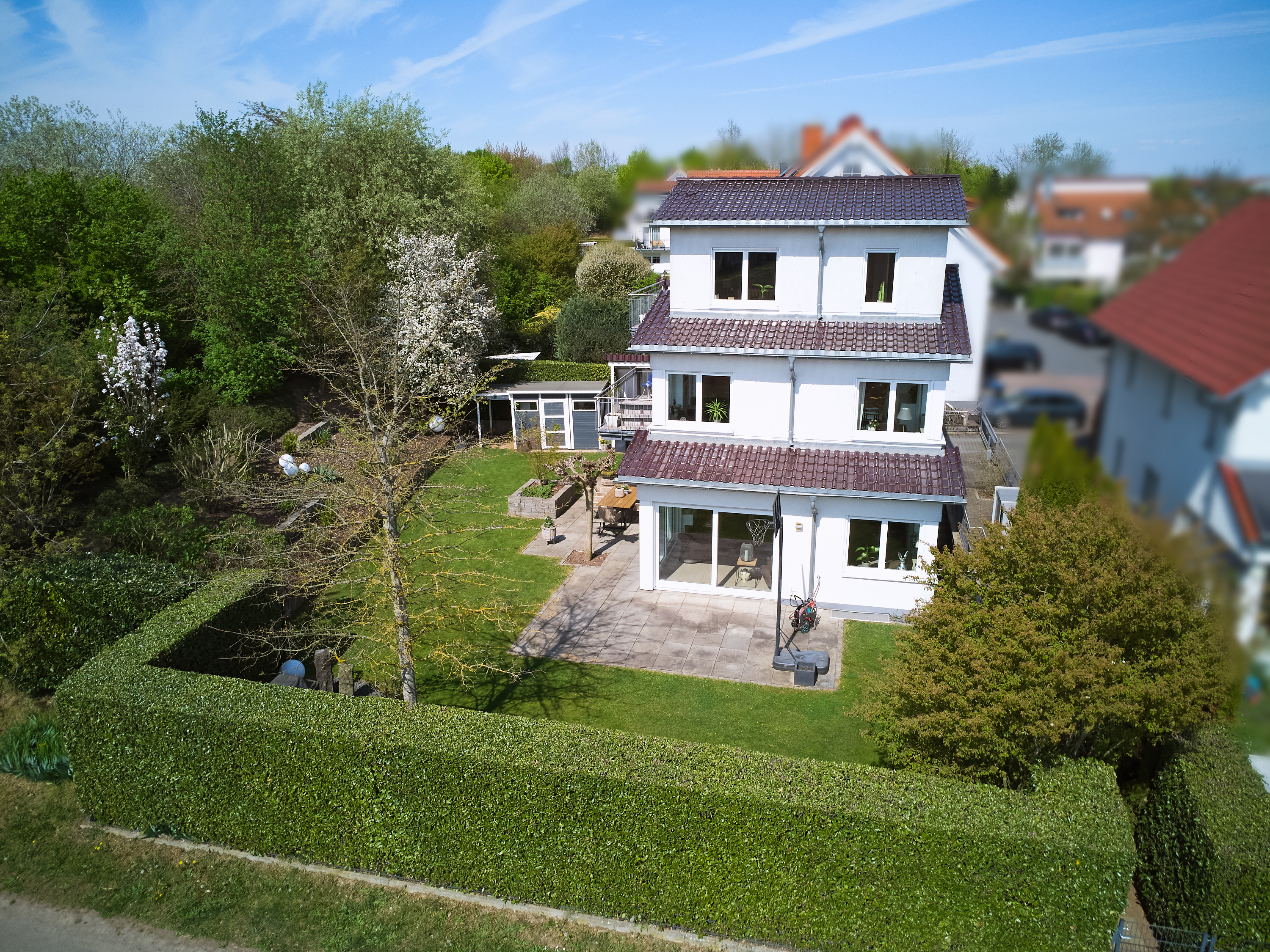 Familienidylle in moderner Architektur – Wohnen nahe Europäischer Schule