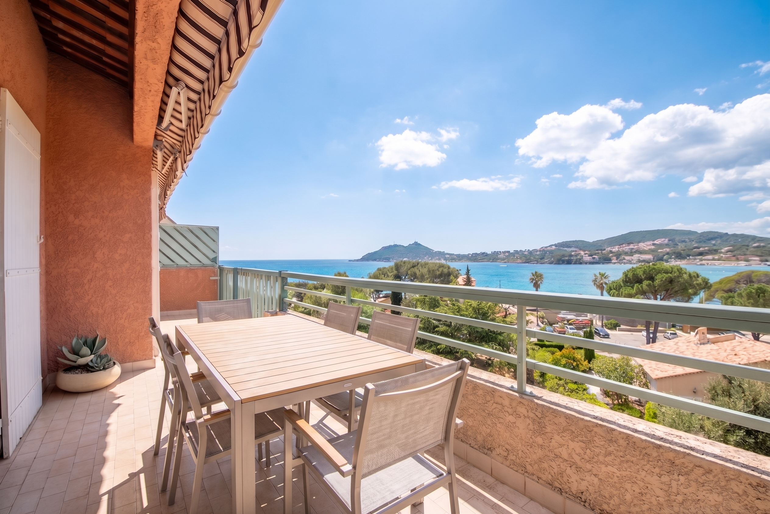 Duplex with terrace and sea view in secure residence