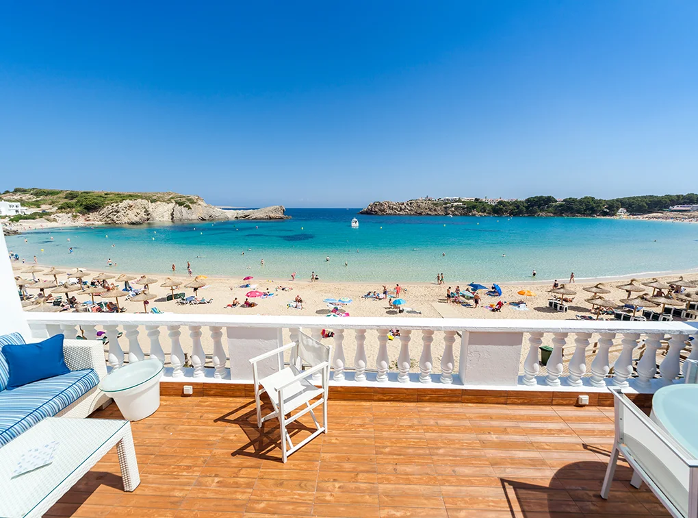 Ferienvermietung - Einzigartiges Reihenhaus oberhalb des Strandes in Arenal d'en Castell, Menorca