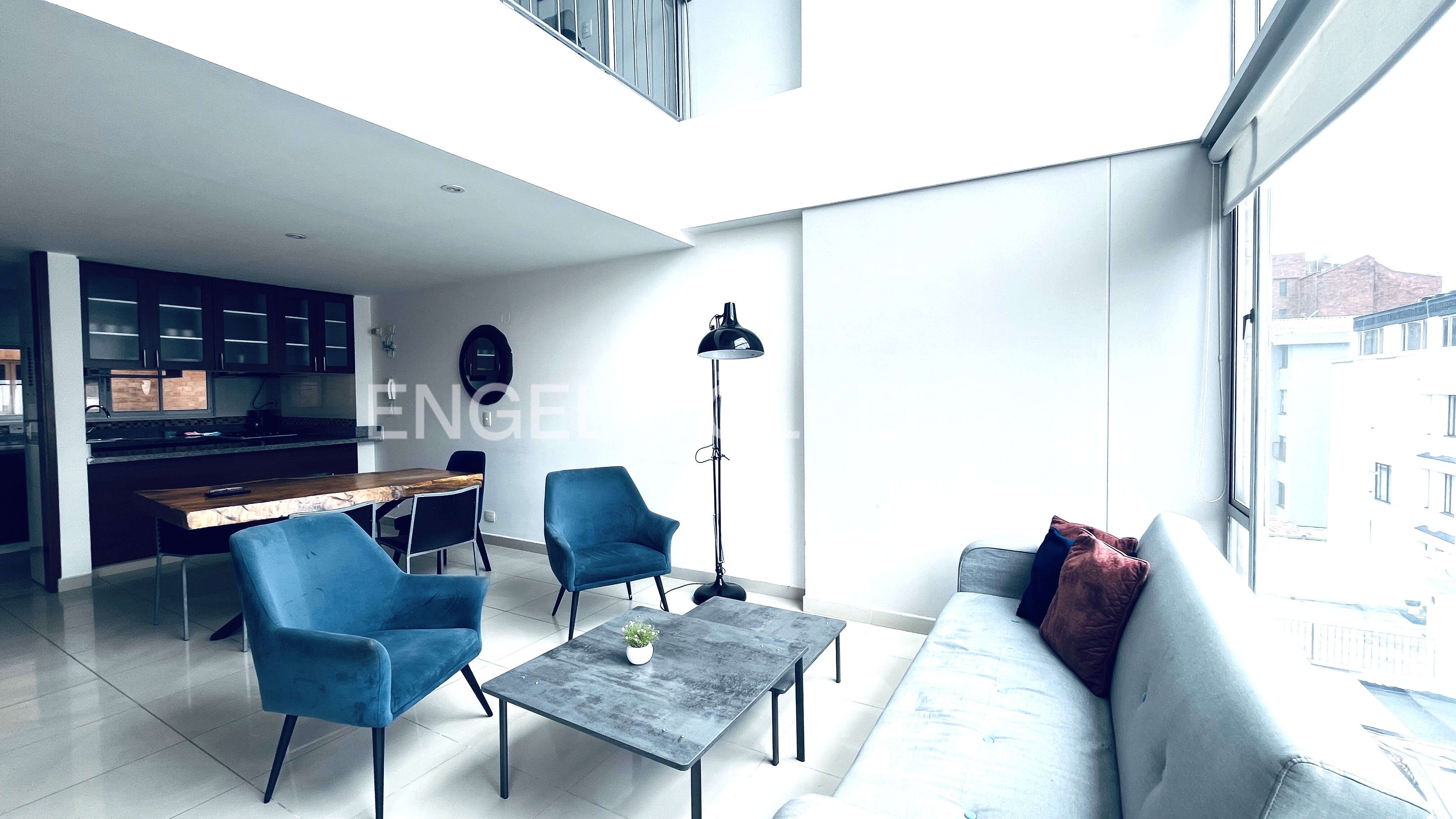 Iluminado apartamento con balcón para arriendo en Santa Paula
