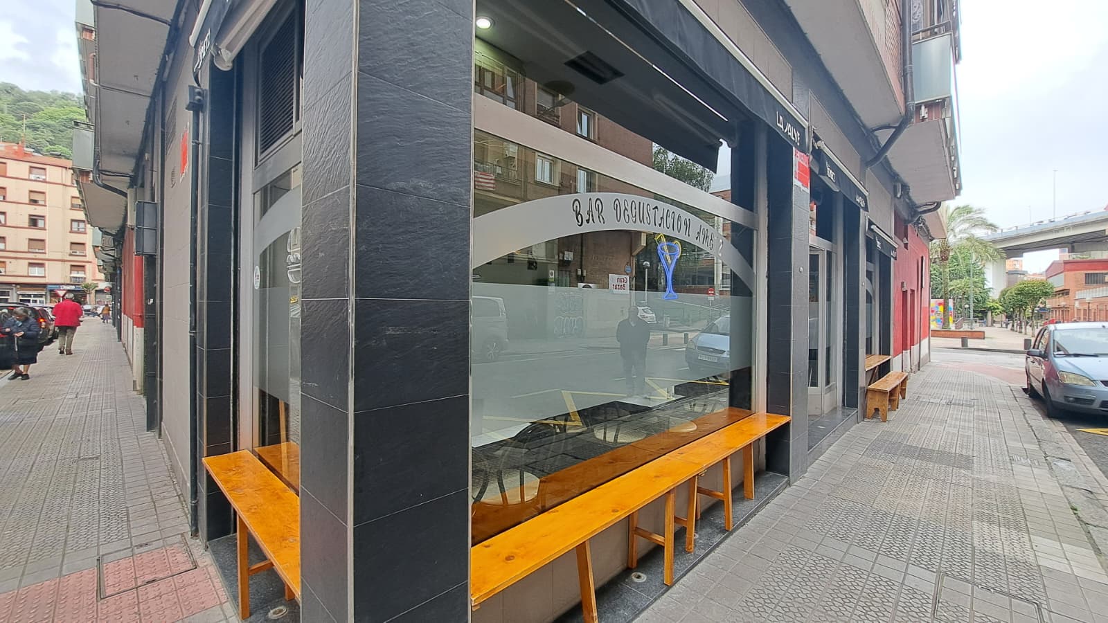 Operating hospitality venue in Rekalde