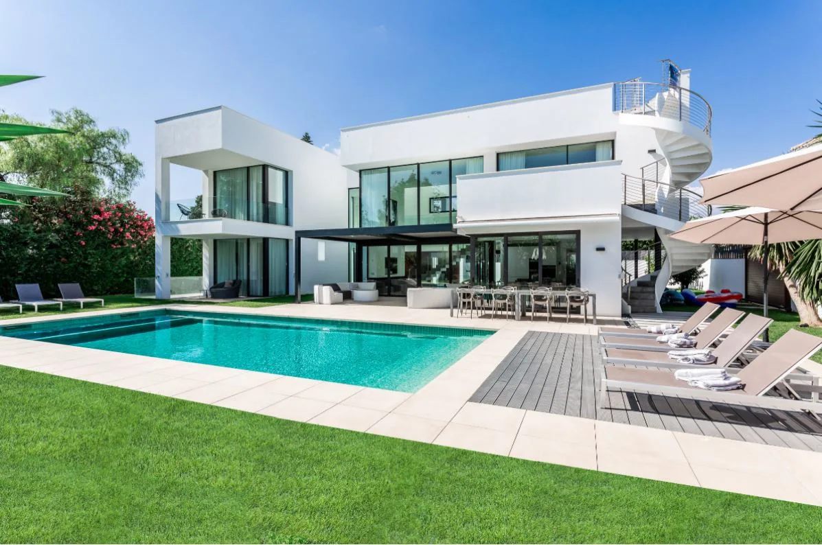 Puerto Banús: Elegant and luxurious villa 200 metres from the Beach
