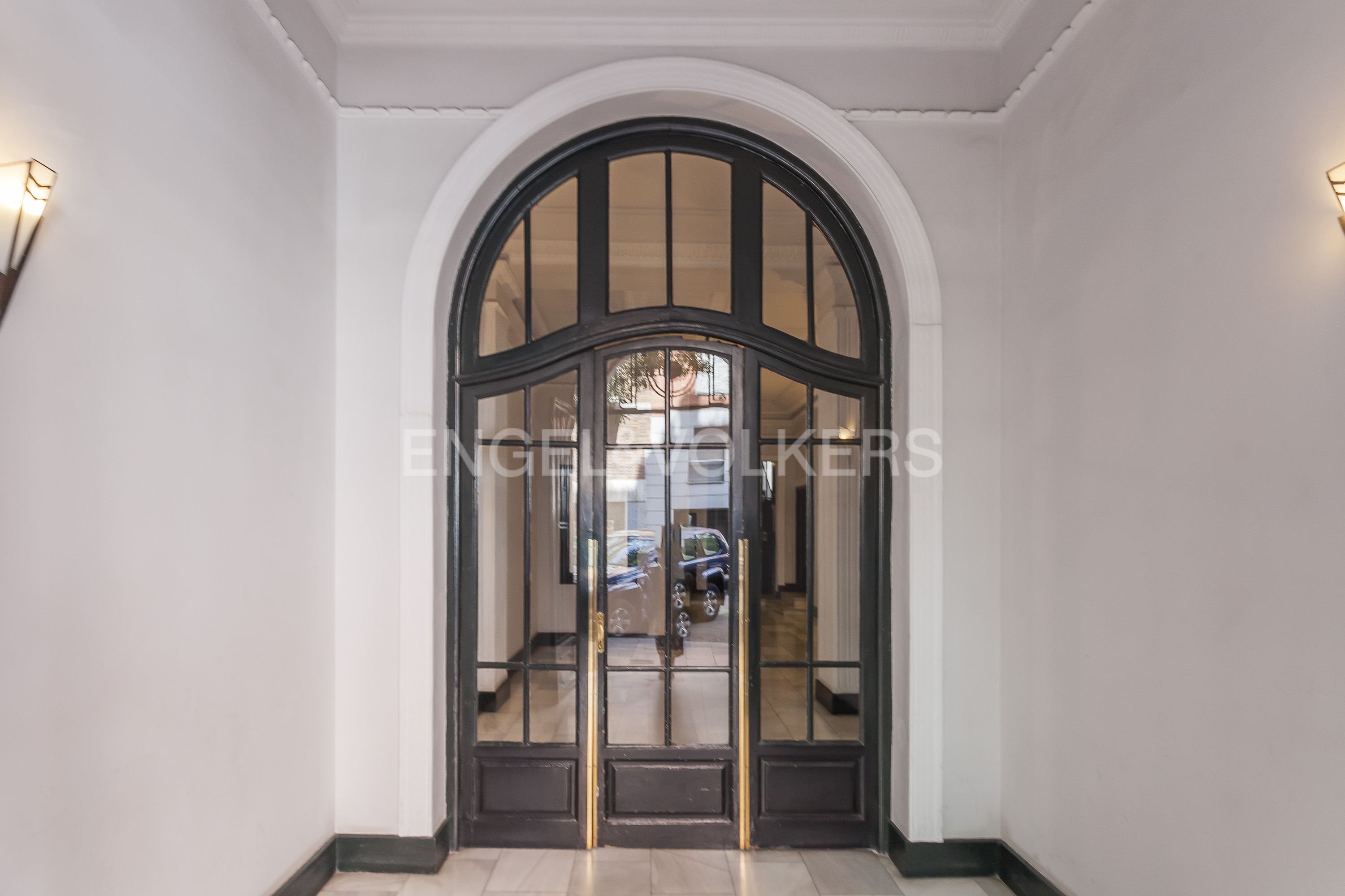 Beautiful apartment with views of a private garden on Castelló Street.