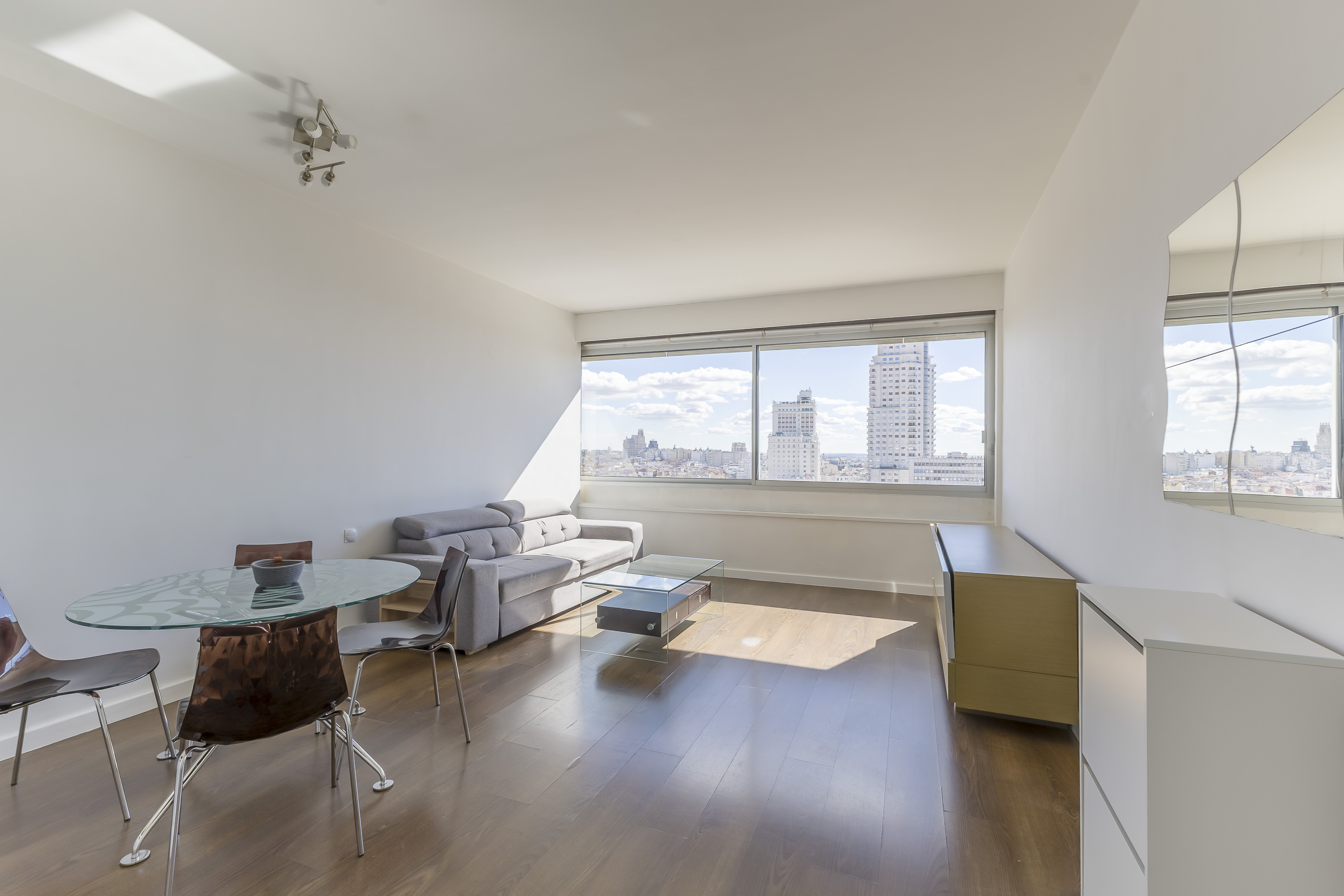 Elegant apartment for rent in Argüelles