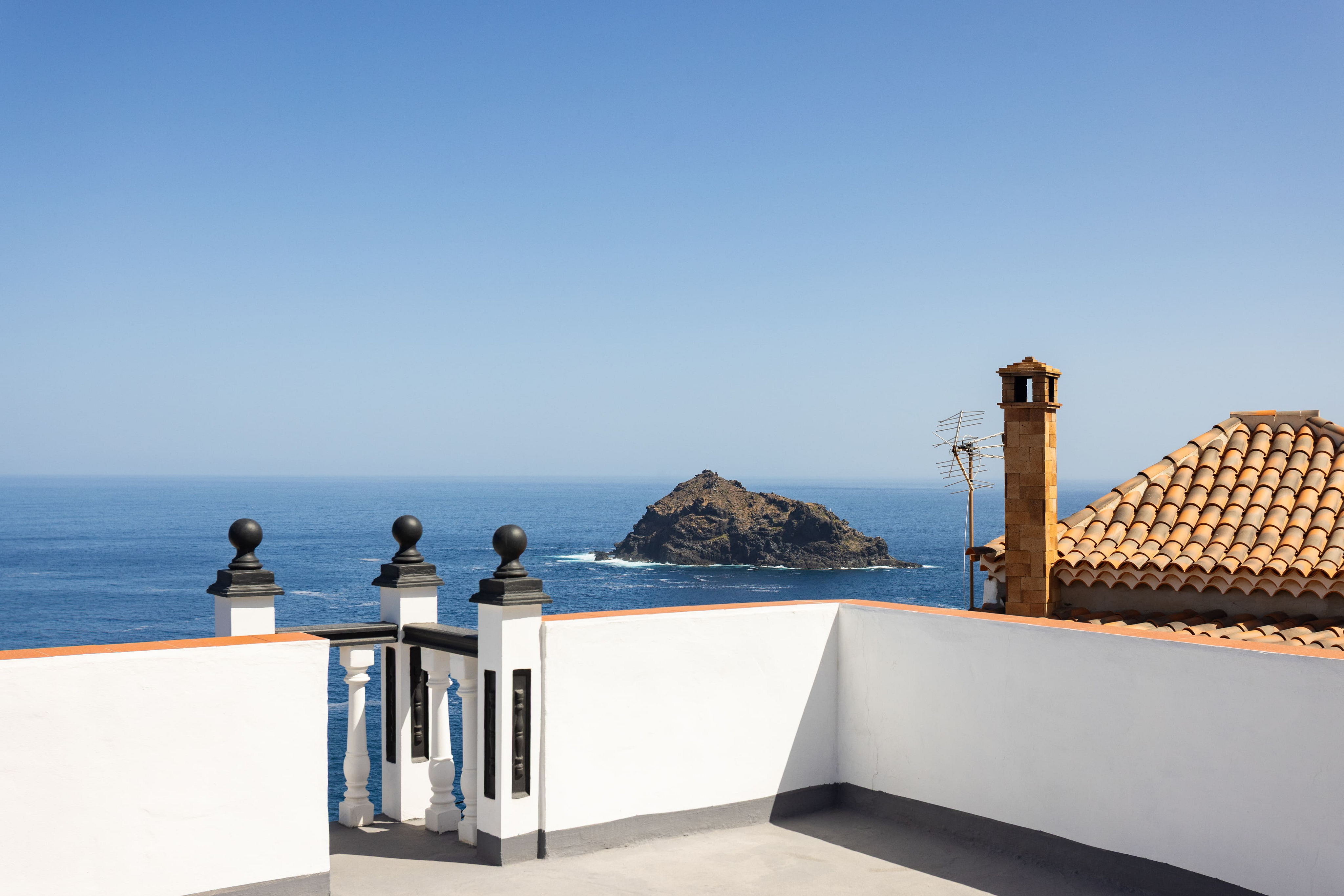 Spacious Renovated Apartment with Private Patio near Garachico