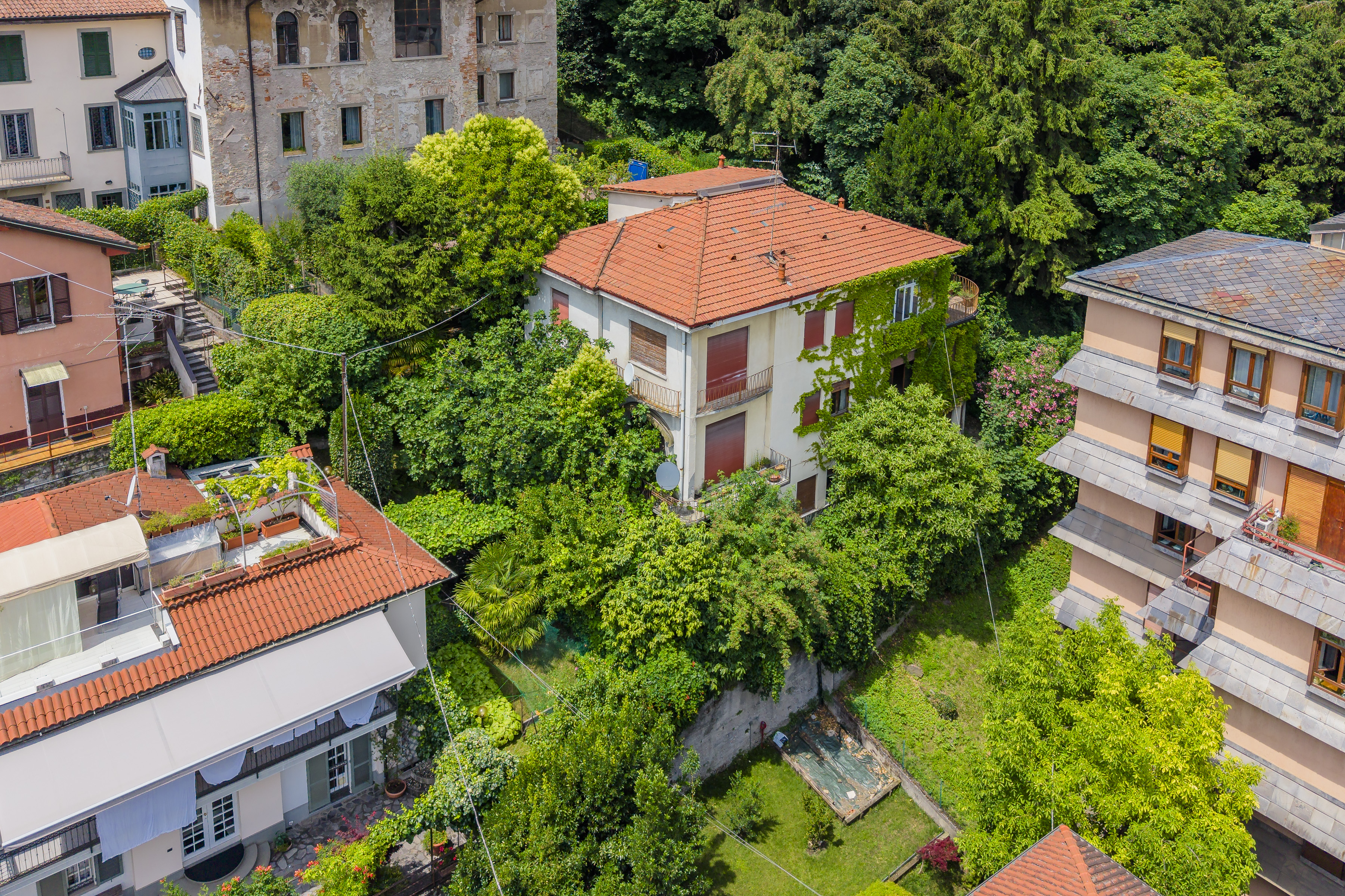1920s villa to renovate in the city center