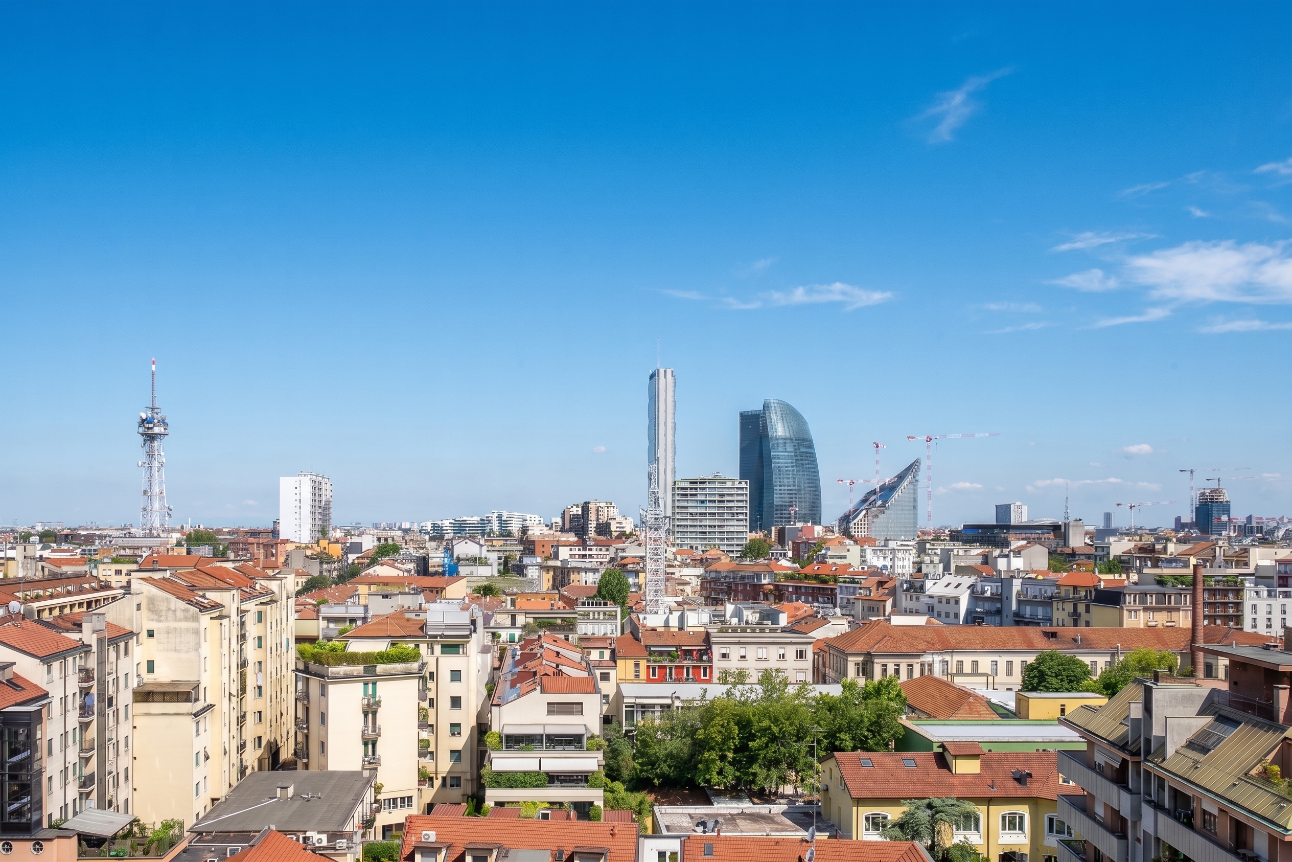 Refined two-room apartment with views of the Milan skyline