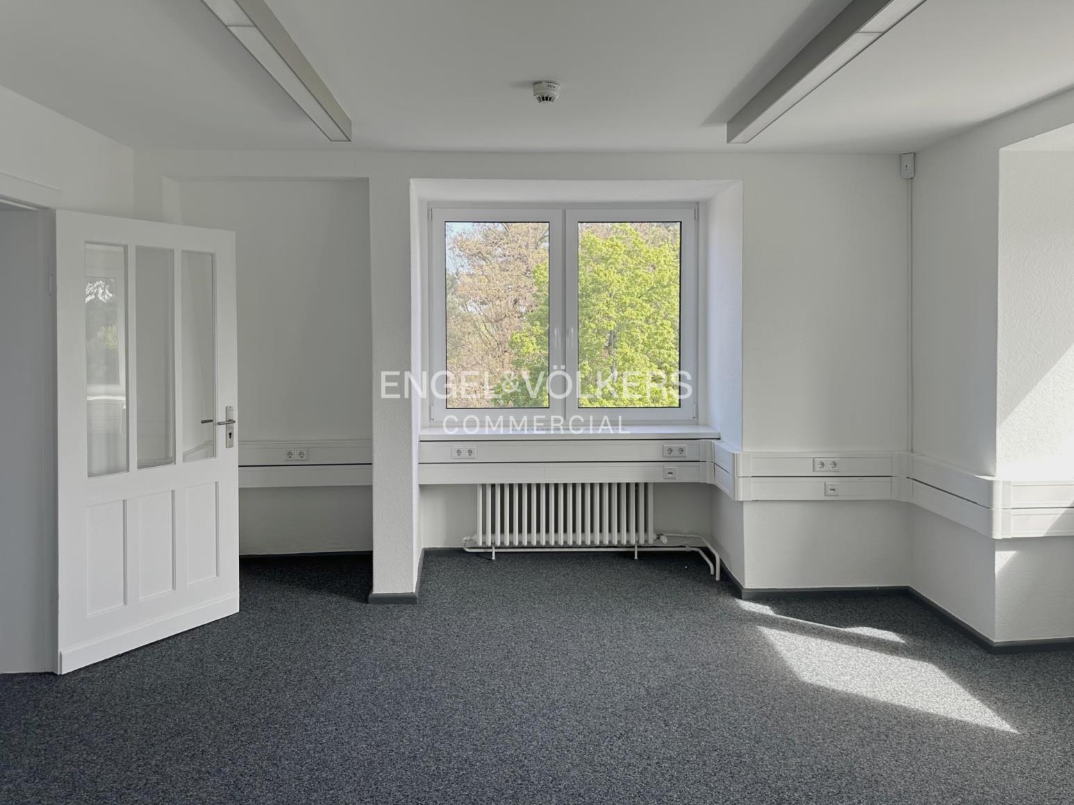 Eigenständiges Bürogebäude mit Halle im Süden Berlins