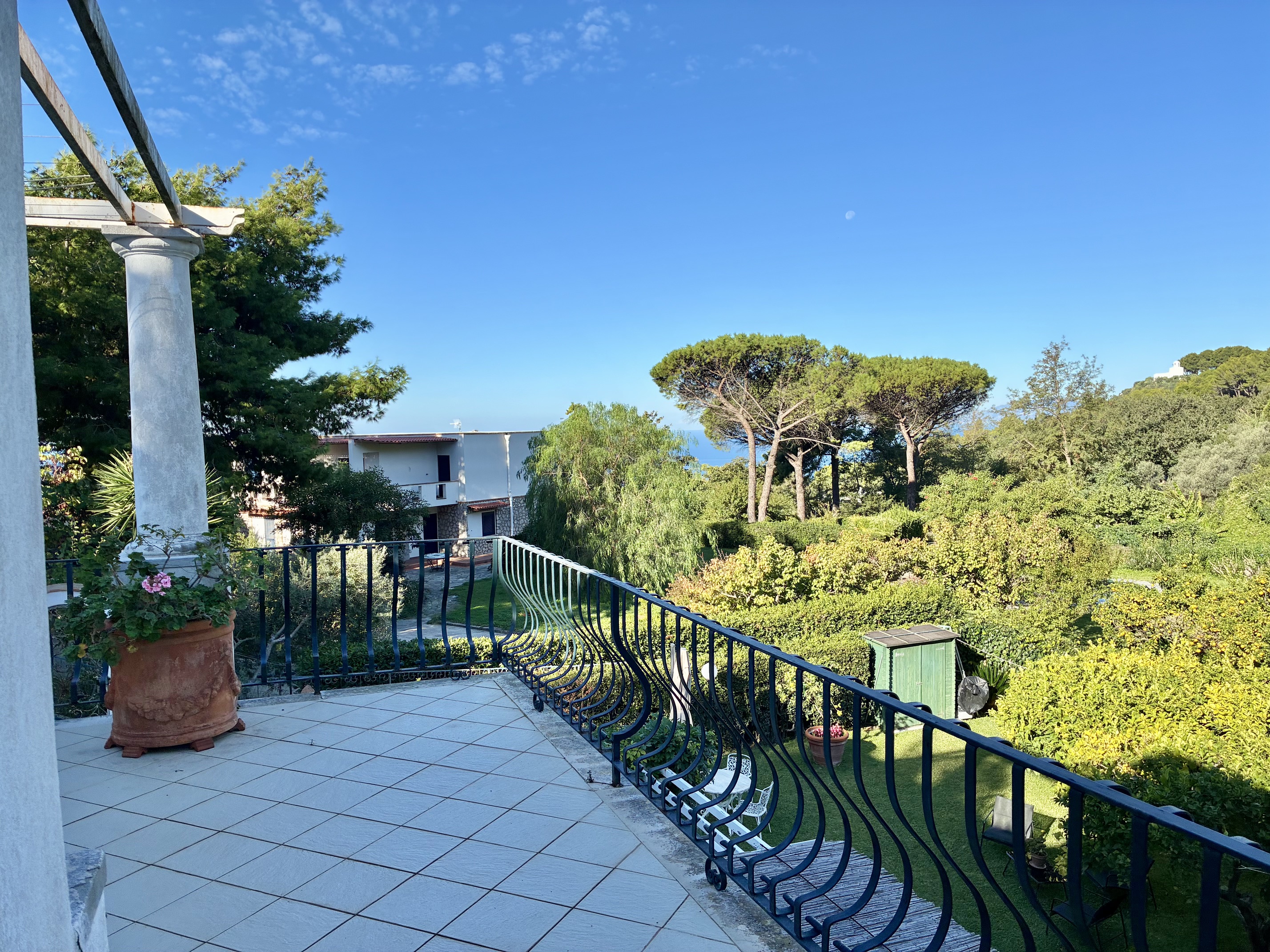 Beautiful villa portion with terraces in Anacapri