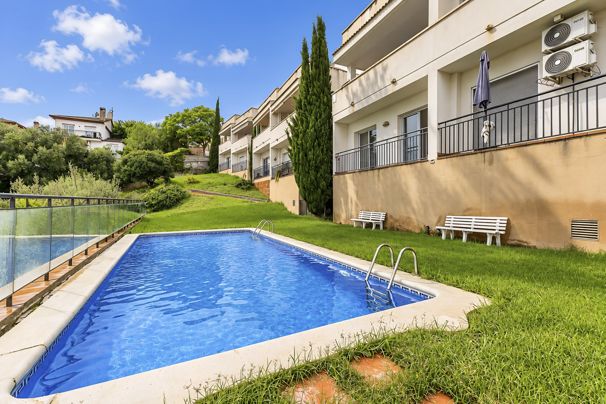 Elegante Doppelhaushälfte in Segur de Calafell mit atemberaubendem Meerblick und Pool